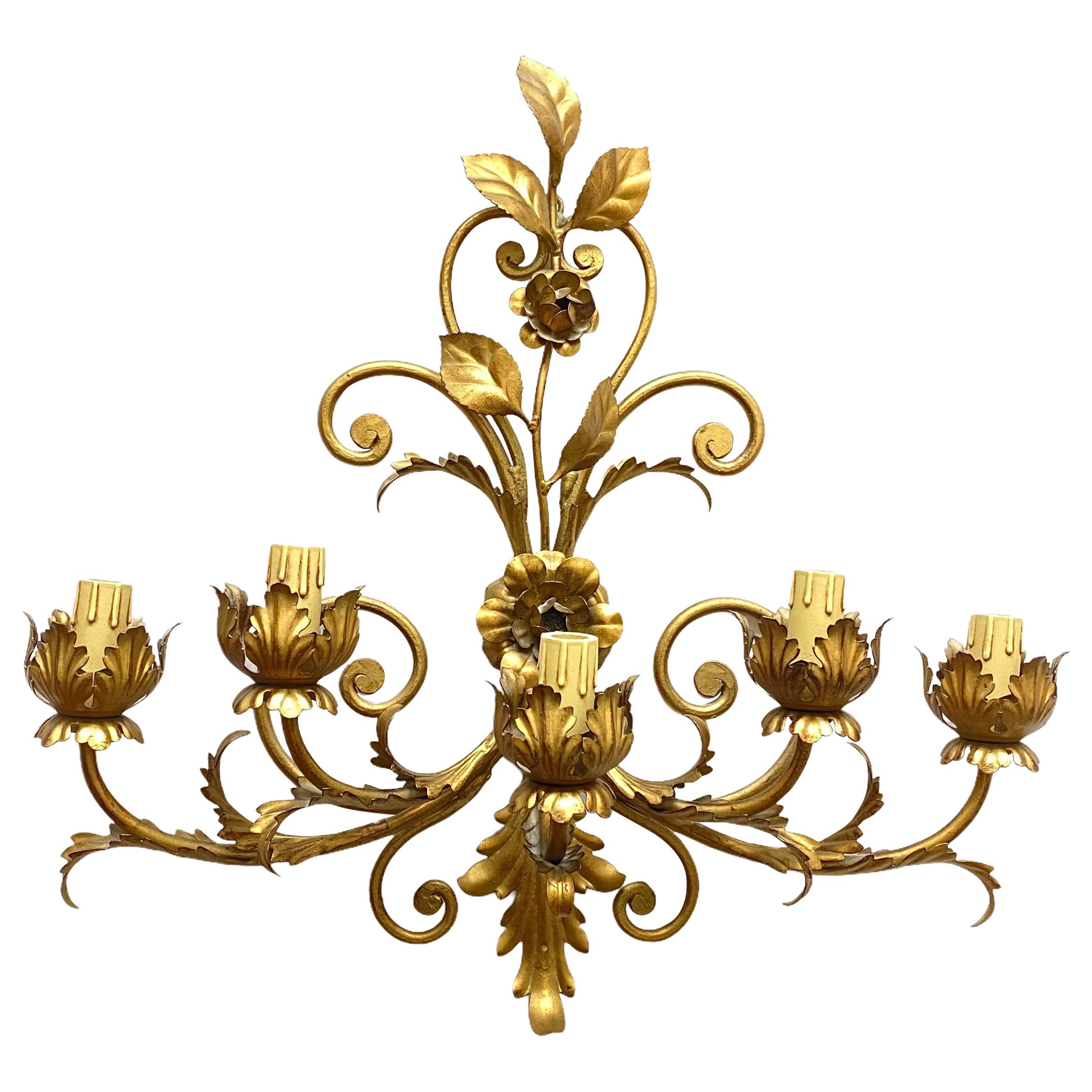 Superbe applique en tôle dorée à cinq lumières en forme de feuilles de métal Hollywood Regency, Italie, années 1960