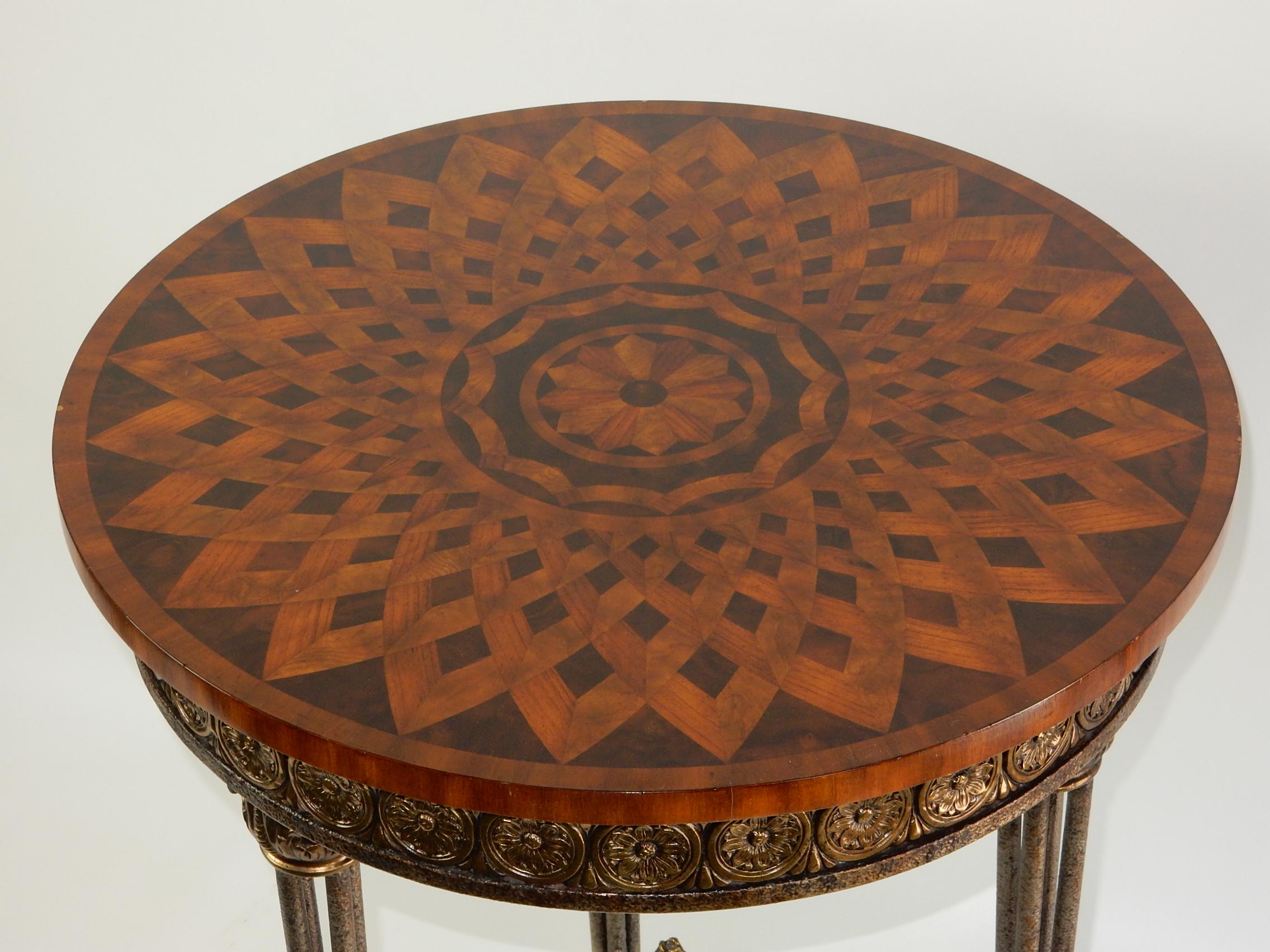 Superbe table de Gueridon en marqueterie d'acajou flammé en vente 2