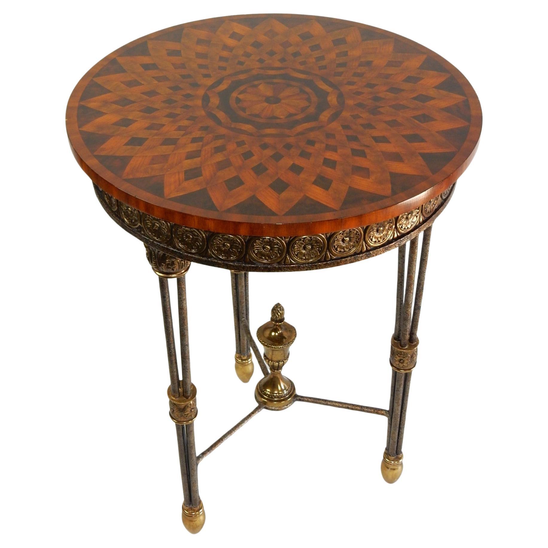 Superbe table de Gueridon en marqueterie d'acajou flammé en vente