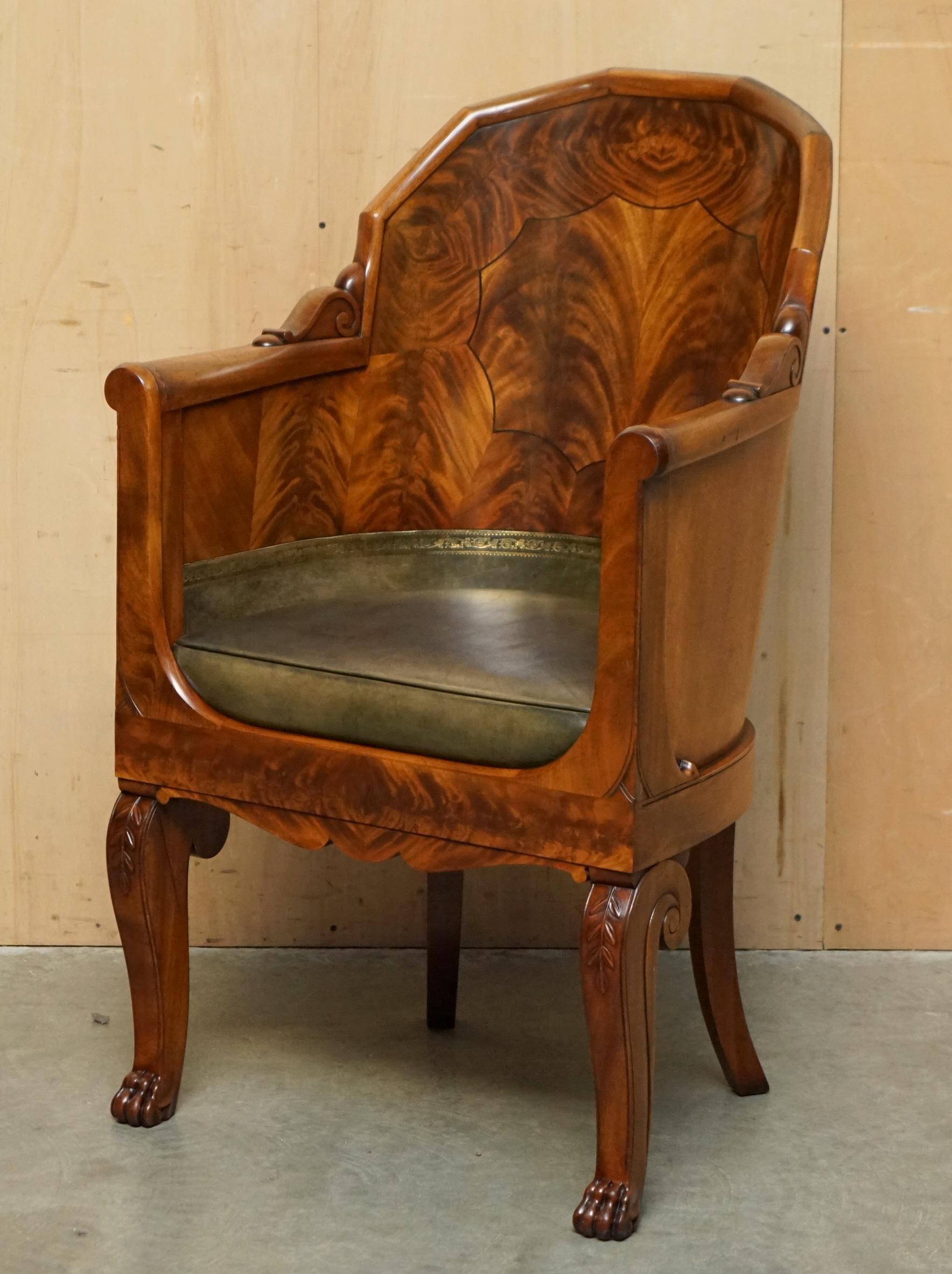 Royal House Antiques

Royal House Antiques freut sich, diesen absolut atemberaubenden, handgeschnitzten, geflammten Mahagoni-Sessel im Thron-Stil, wie er in Lord Marchs Goodwood House zu sehen war, zum Verkauf anzubieten.

Bitte beachten Sie die