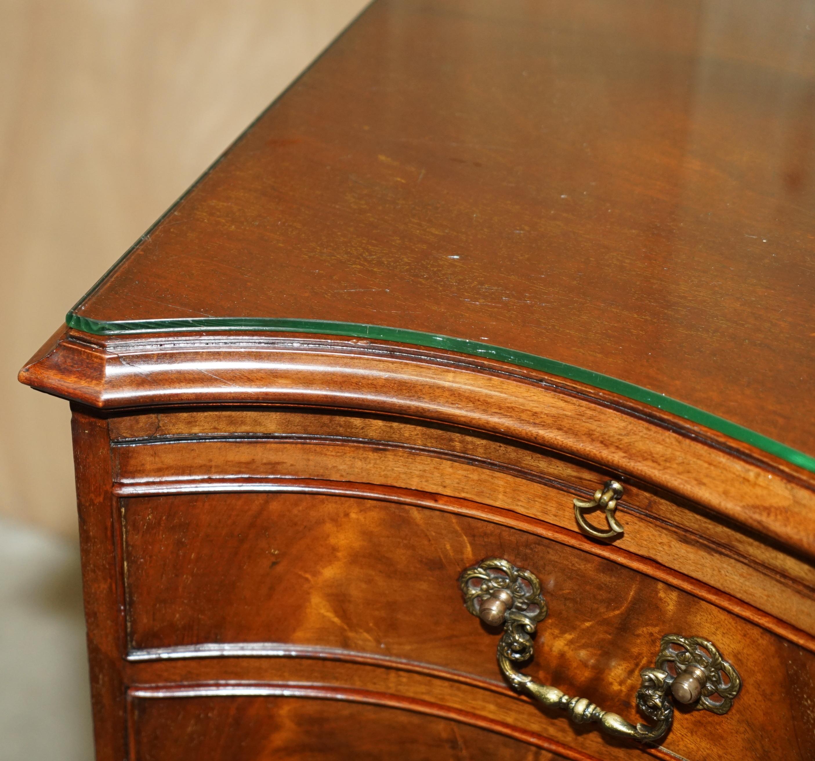 STUNNING FLAMED HARDWOOD HOWARD & SON'S SERPENTINE FRONTED CHEST OF DRAWERs For Sale 3