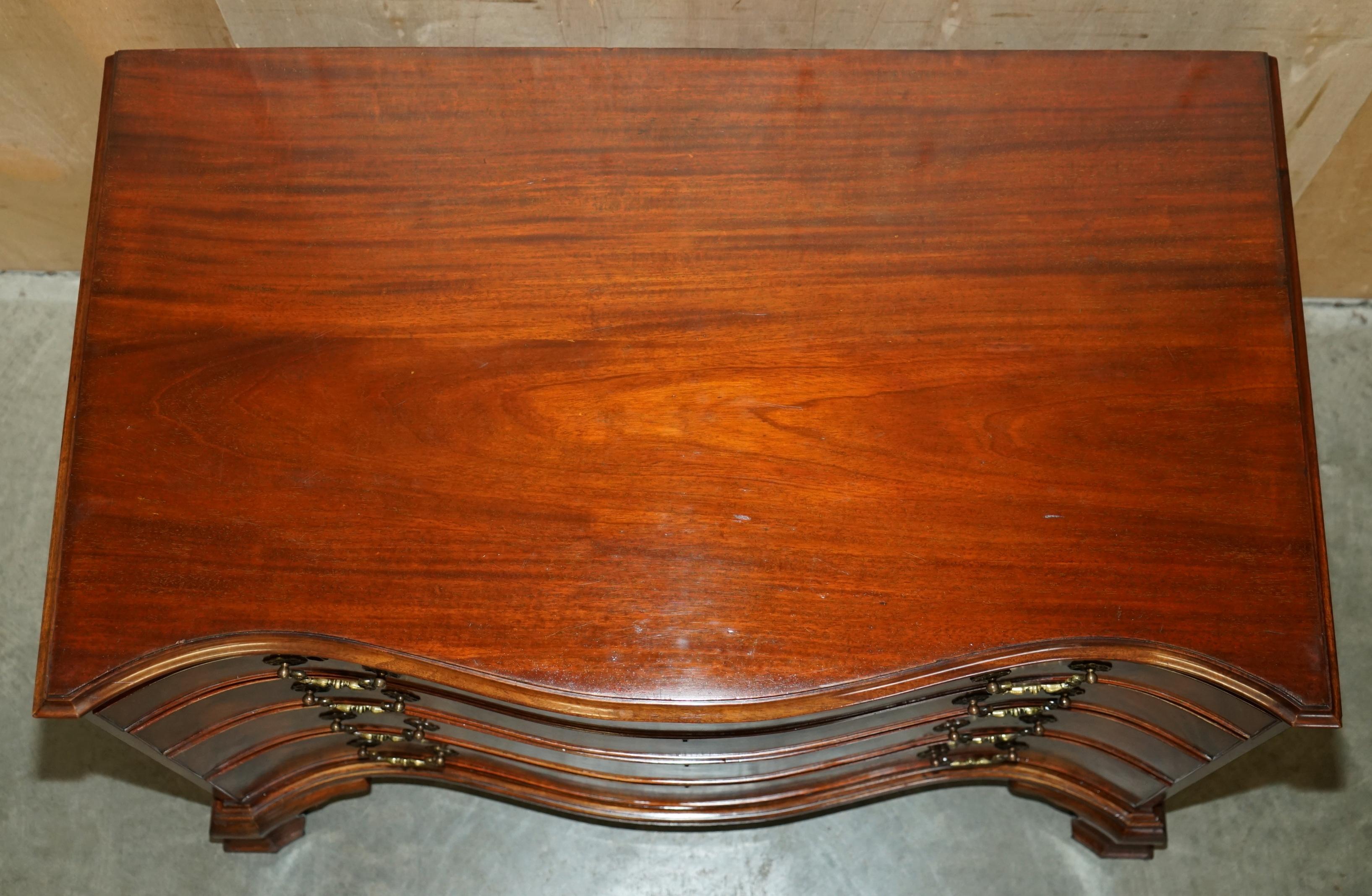 STUNNING FLAMED HARDWOOD HOWARD & SON'S SERPENTINE FRONTED CHEST OF DRAWERs 3