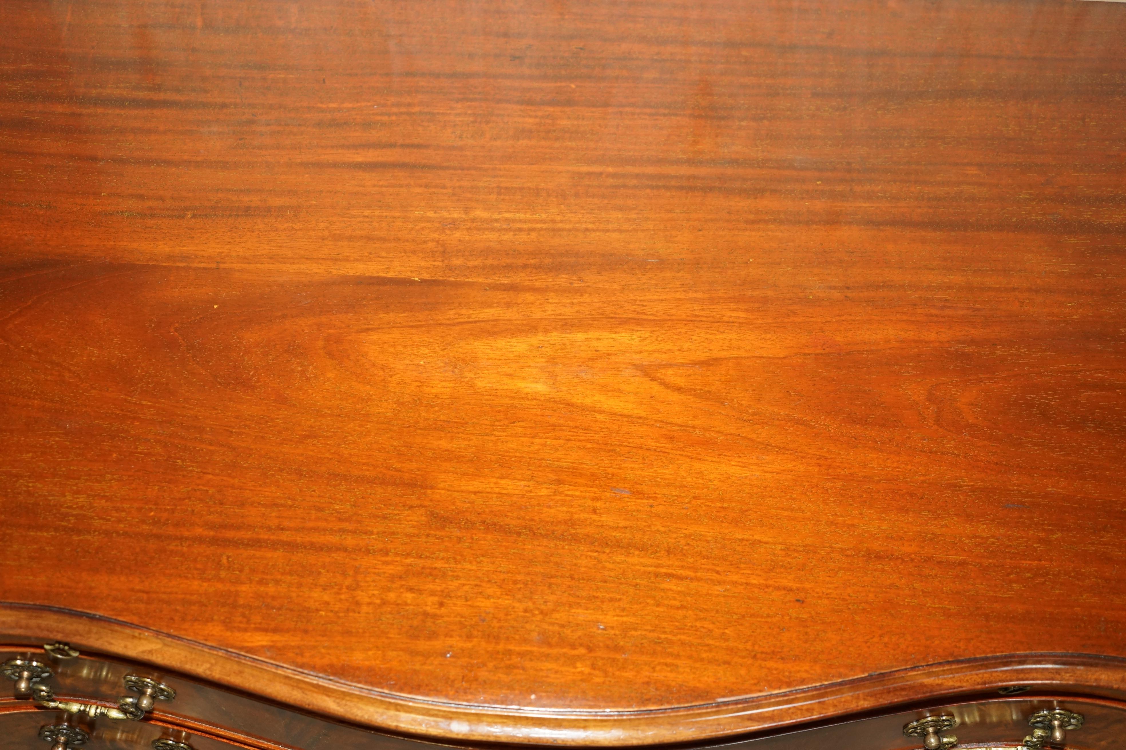 STUNNING FLAMED HARDWOOD HOWARD & SON'S SERPENTINE FRONTED CHEST OF DRAWERs 4