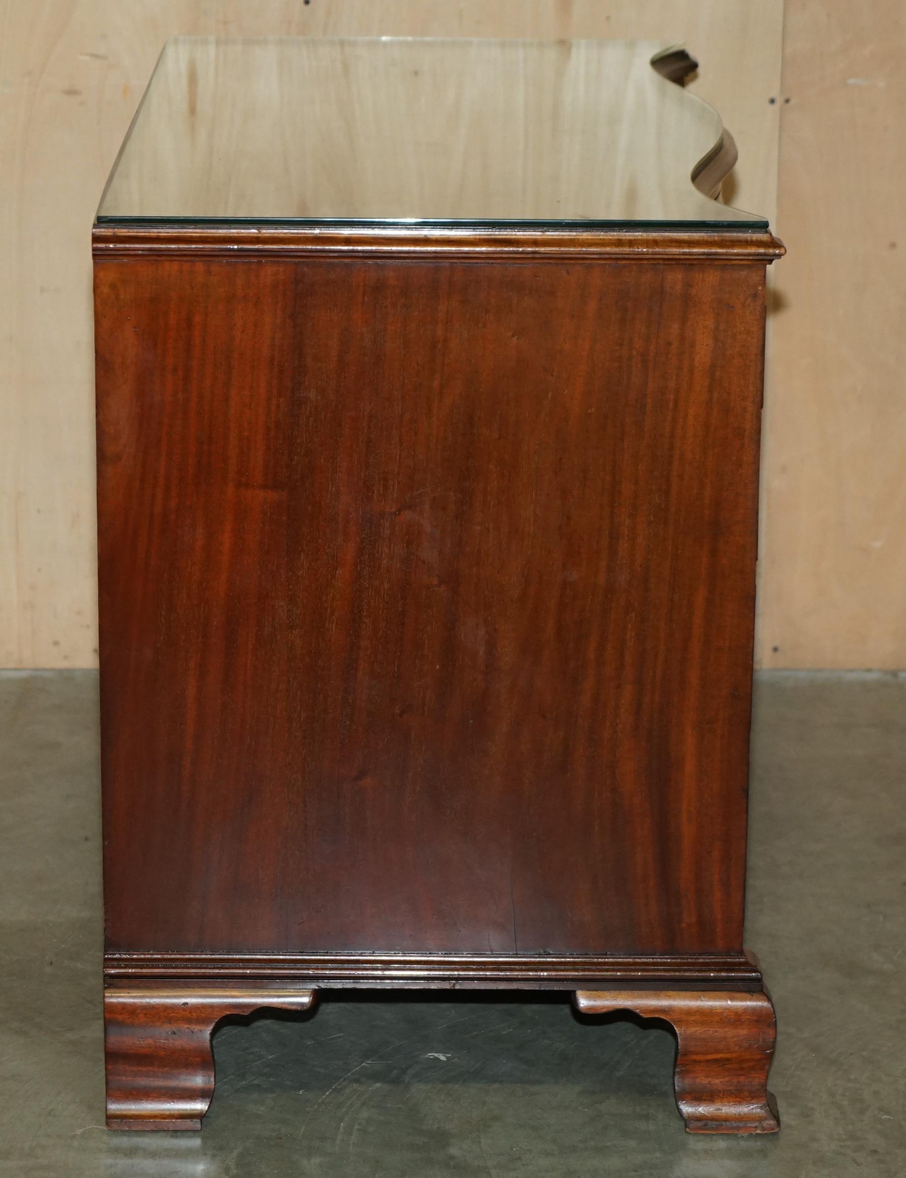 STUNNING FLAMED HARDWOOD HOWARD & SON'S SERPENTINE FRONTED CHEST OF DRAWERs 5