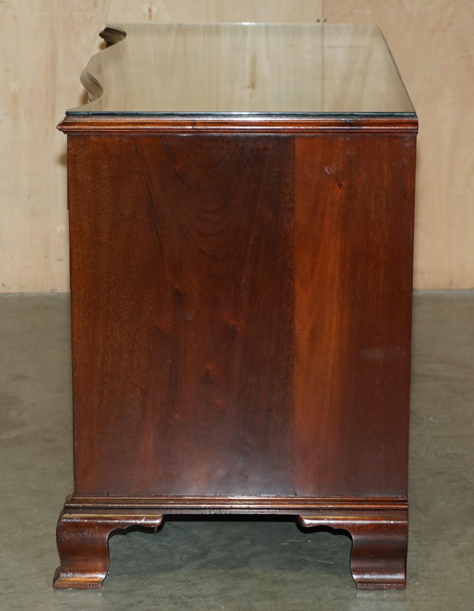 STUNNING FLAMED HARDWOOD HOWARD & SON'S SERPENTINE FRONTED CHEST OF DRAWERs 7