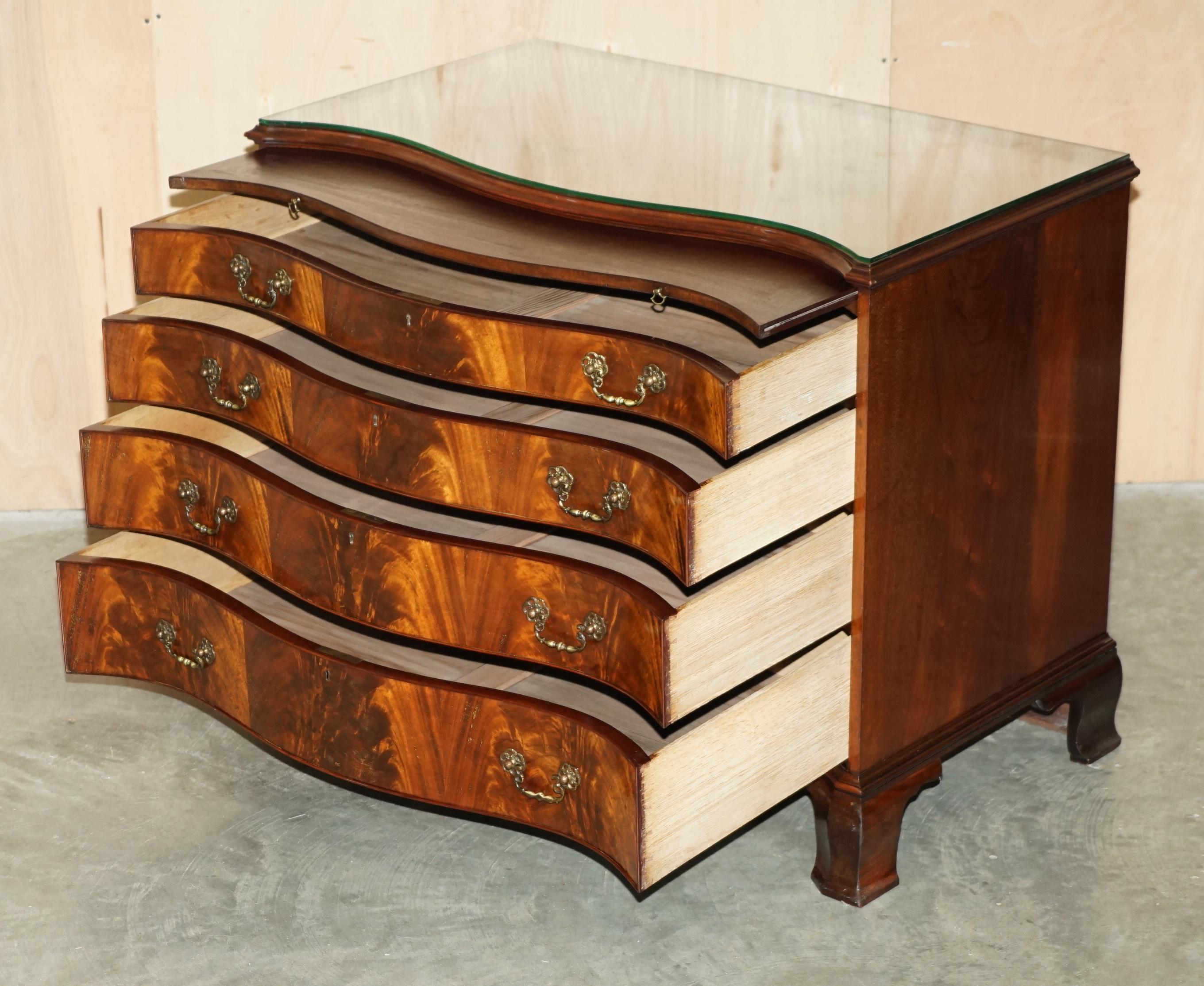 STUNNING FLAMED HARDWOOD HOWARD & SON'S SERPENTINE FRONTED CHEST OF DRAWERs For Sale 9