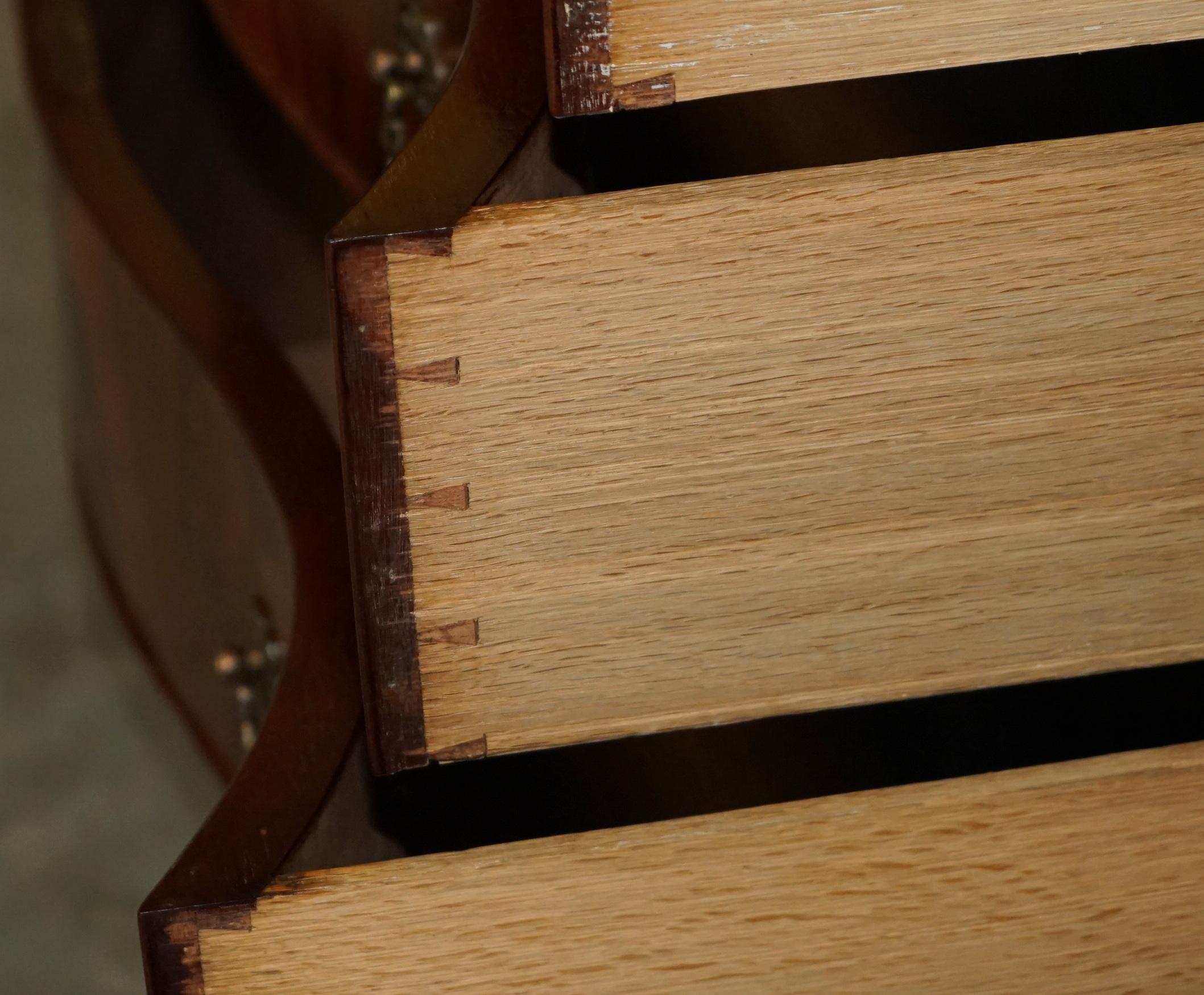 STUNNING FLAMED HARDWOOD HOWARD & SON'S SERPENTINE FRONTED CHEST OF DRAWERs 9