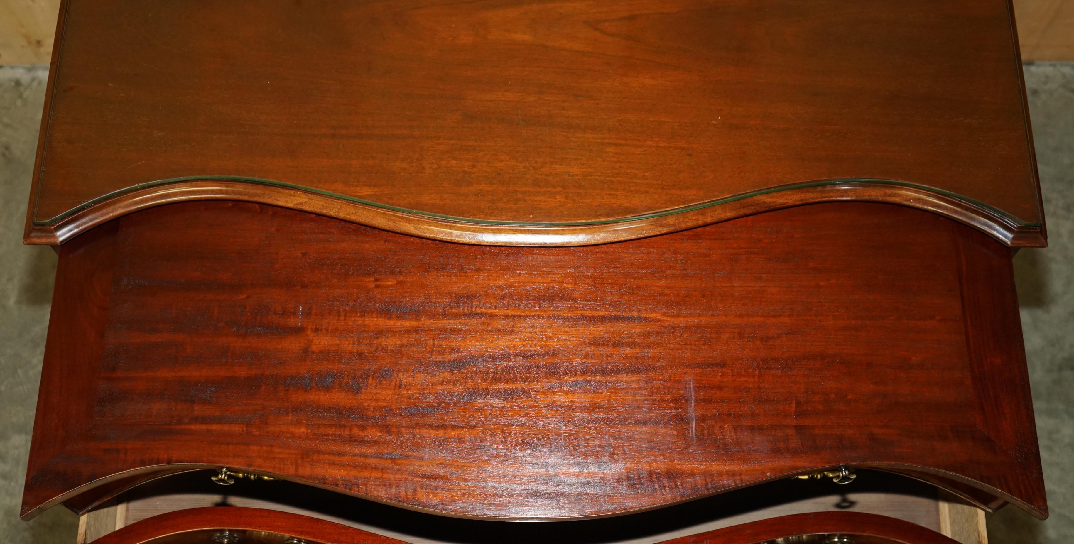 STUNNING FLAMED HARDWOOD HOWARD & SON'S SERPENTINE FRONTED CHEST OF DRAWERs 11