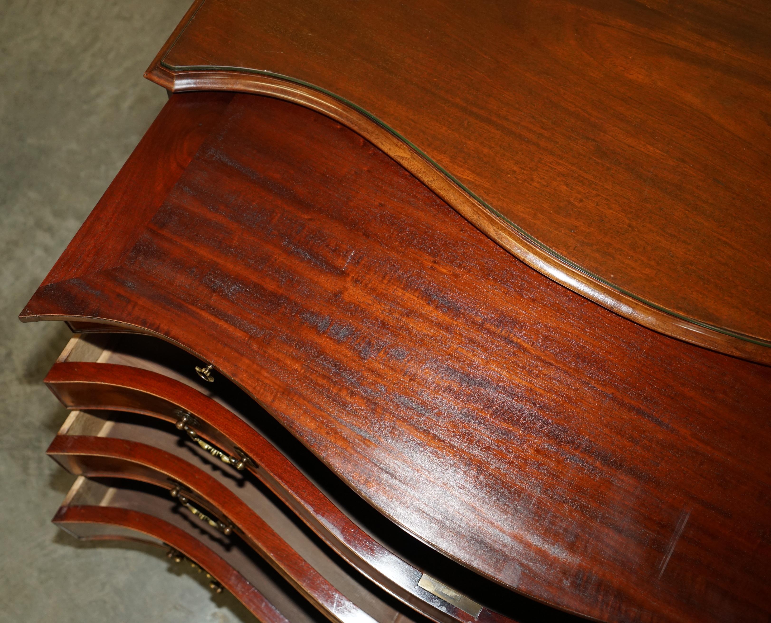 STUNNING FLAMED HARDWOOD HOWARD & SON'S SERPENTINE FRONTED CHEST OF DRAWERs 12
