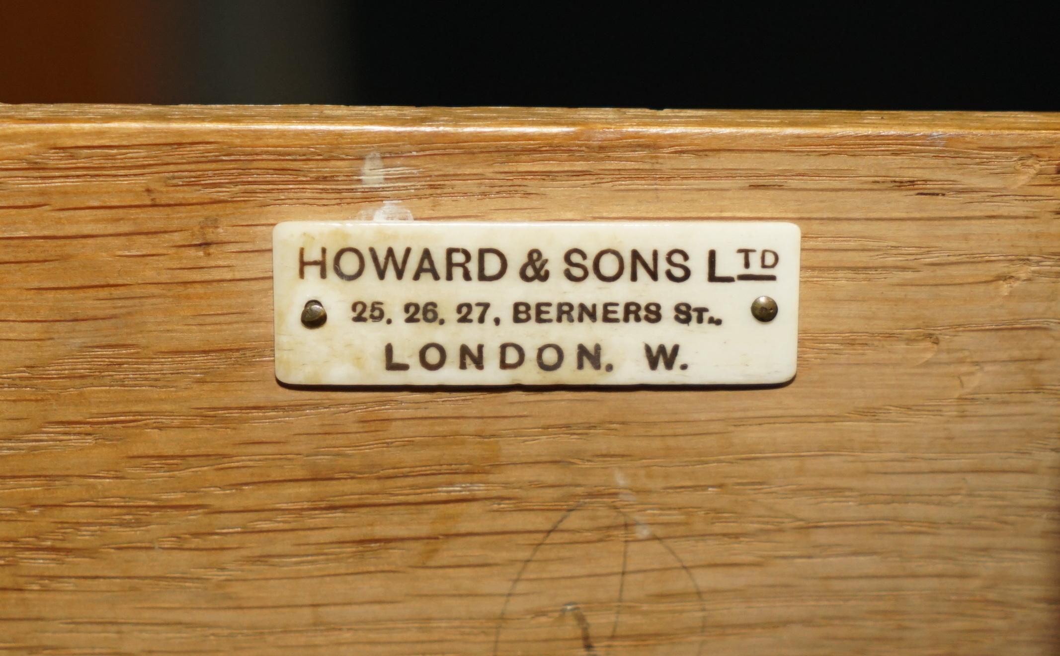 Victorian STUNNING FLAMED HARDWOOD HOWARD & SON'S SERPENTINE FRONTED CHEST OF DRAWERs For Sale
