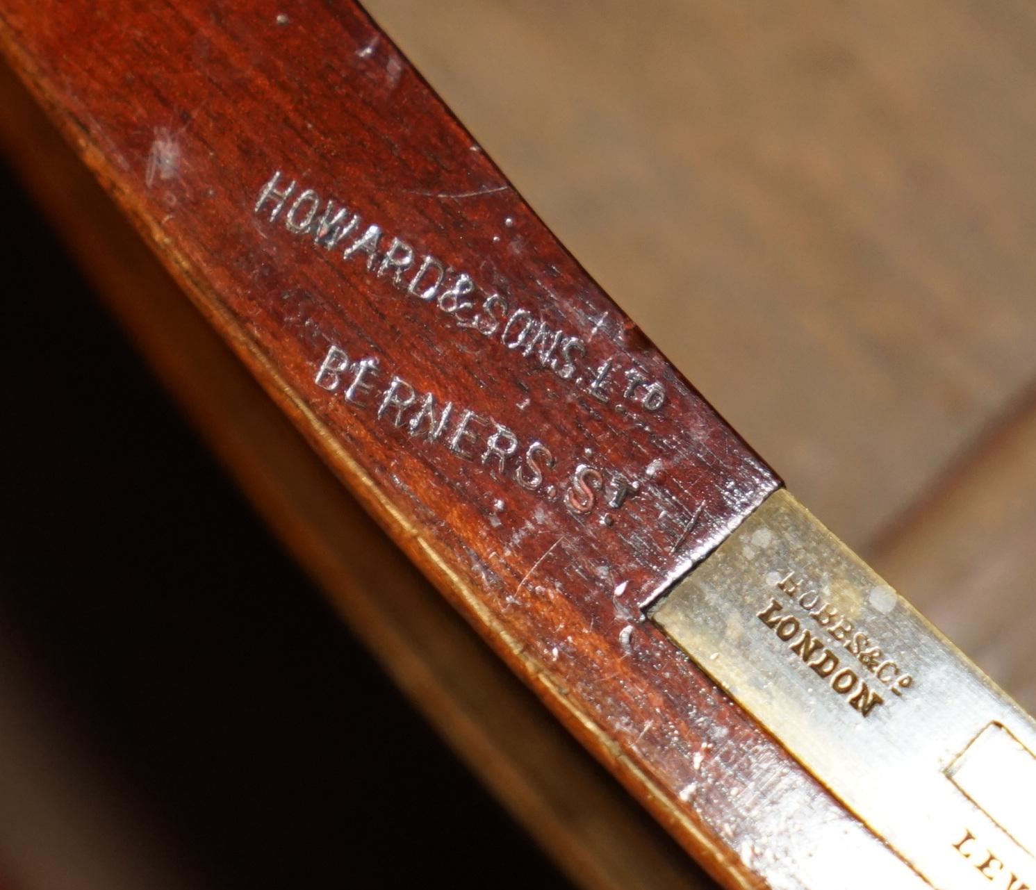 English STUNNING FLAMED HARDWOOD HOWARD & SON'S SERPENTINE FRONTED CHEST OF DRAWERs For Sale