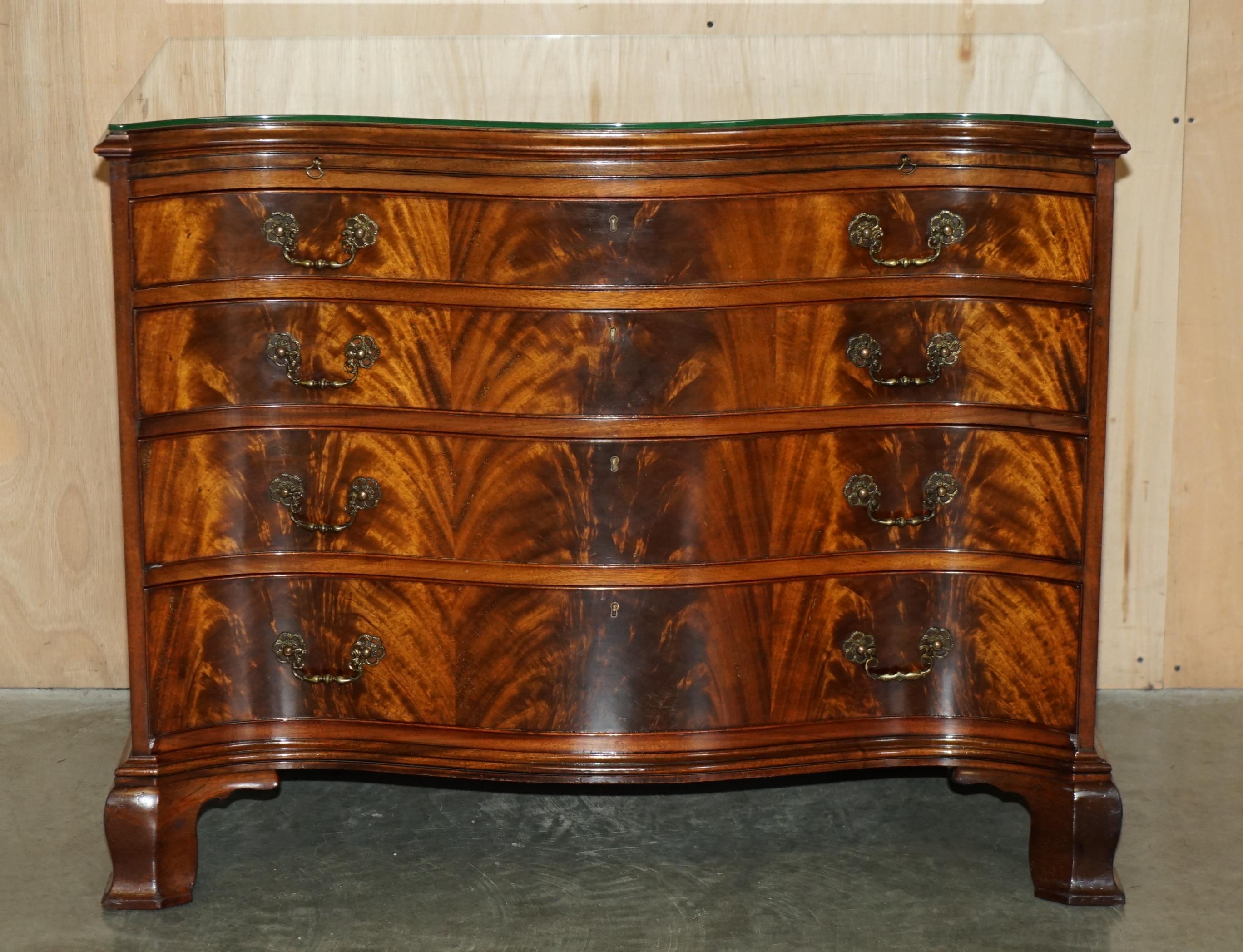 Hand-Crafted STUNNING FLAMED HARDWOOD HOWARD & SON'S SERPENTINE FRONTED CHEST OF DRAWERs For Sale
