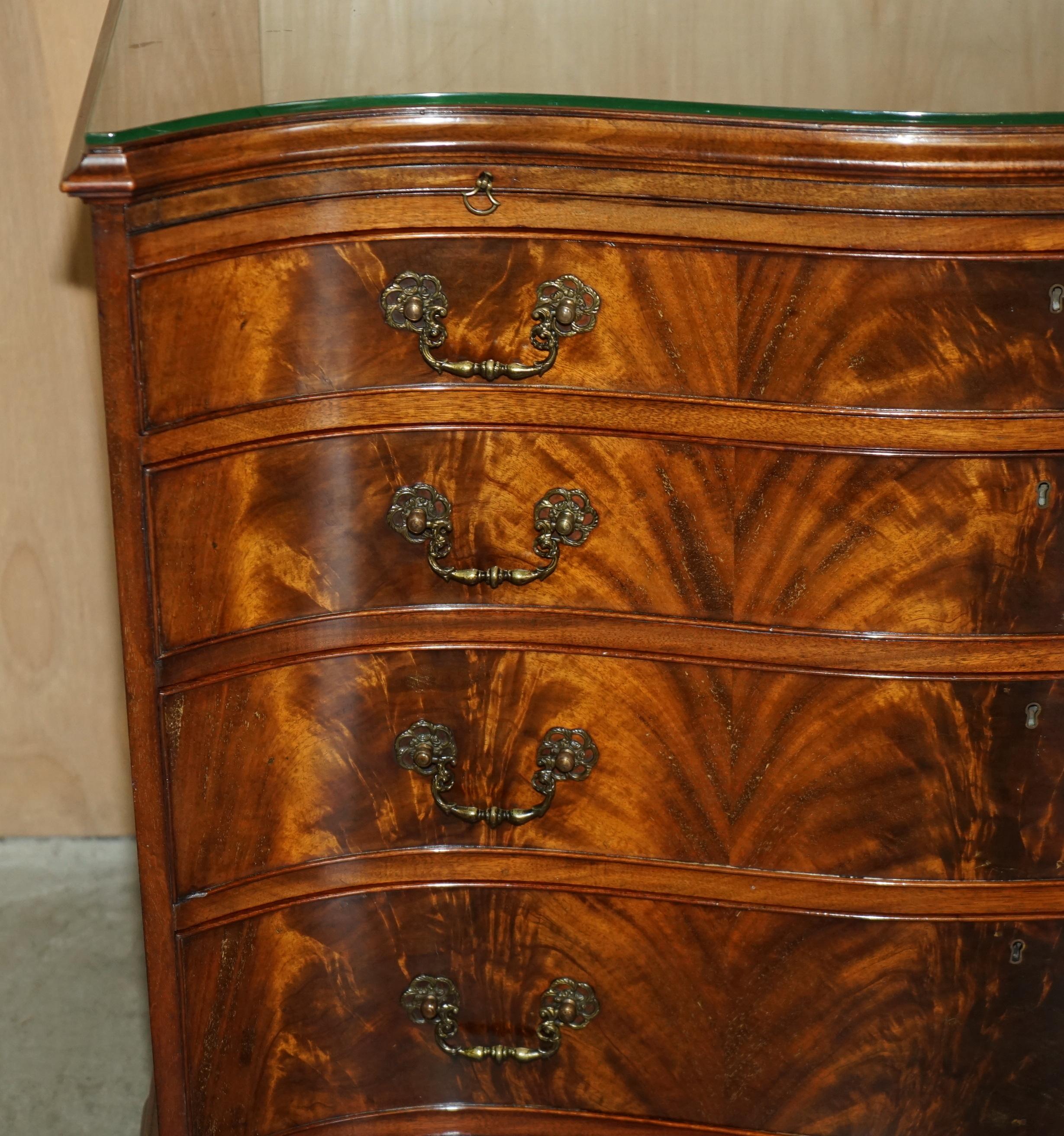 Late 19th Century STUNNING FLAMED HARDWOOD HOWARD & SON'S SERPENTINE FRONTED CHEST OF DRAWERs For Sale