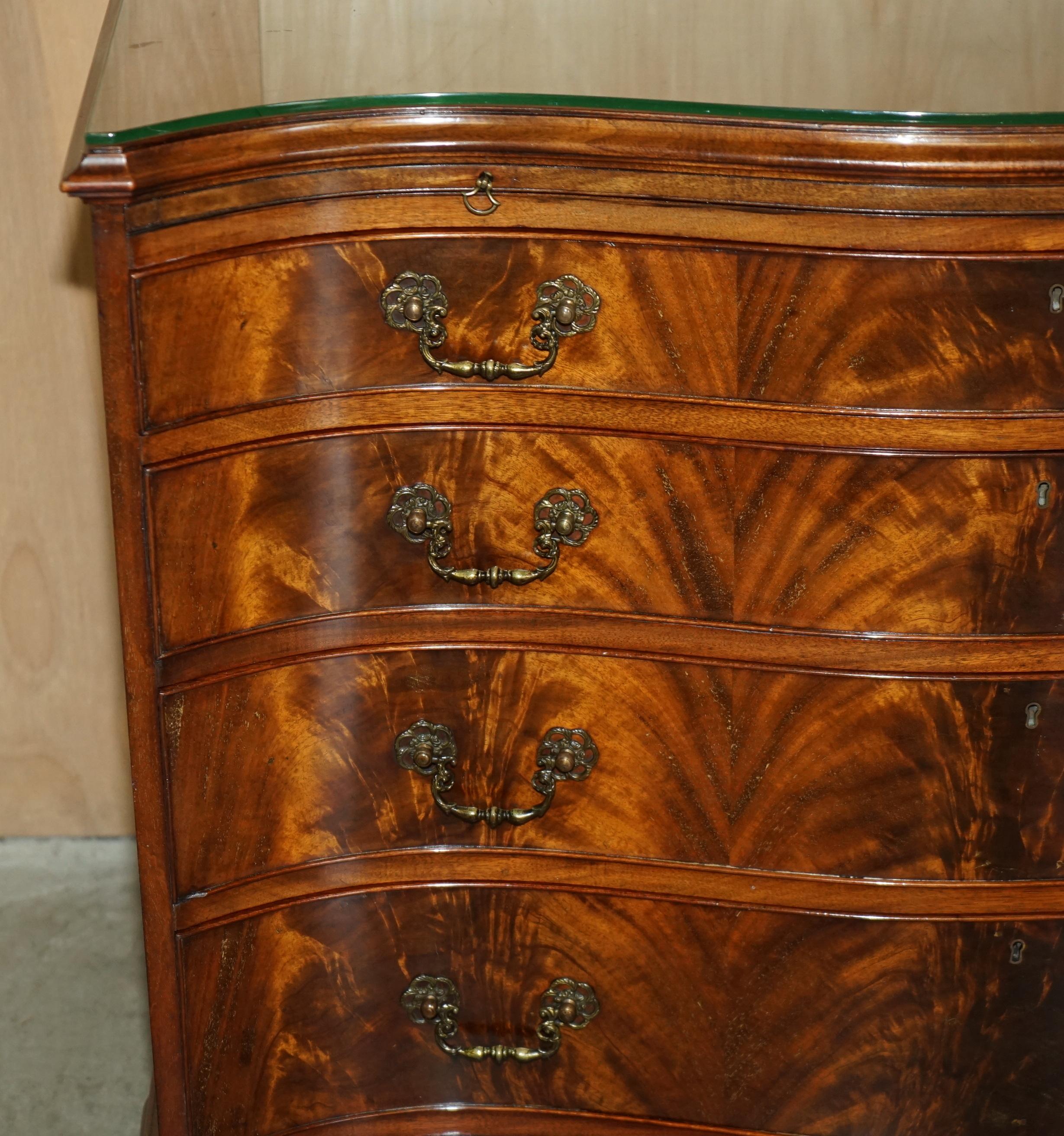 STUNNING FLAMED HARDWOOD HOWARD & SON'S SERPENTINE FRONTED CHEST OF DRAWERs In Good Condition In West Sussex, Pulborough