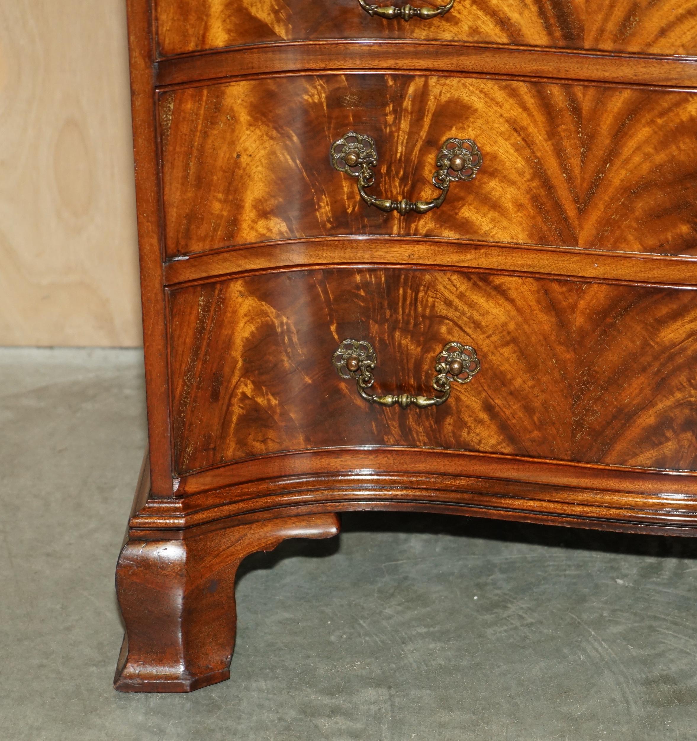 Hardwood STUNNING FLAMED HARDWOOD HOWARD & SON'S SERPENTINE FRONTED CHEST OF DRAWERs For Sale