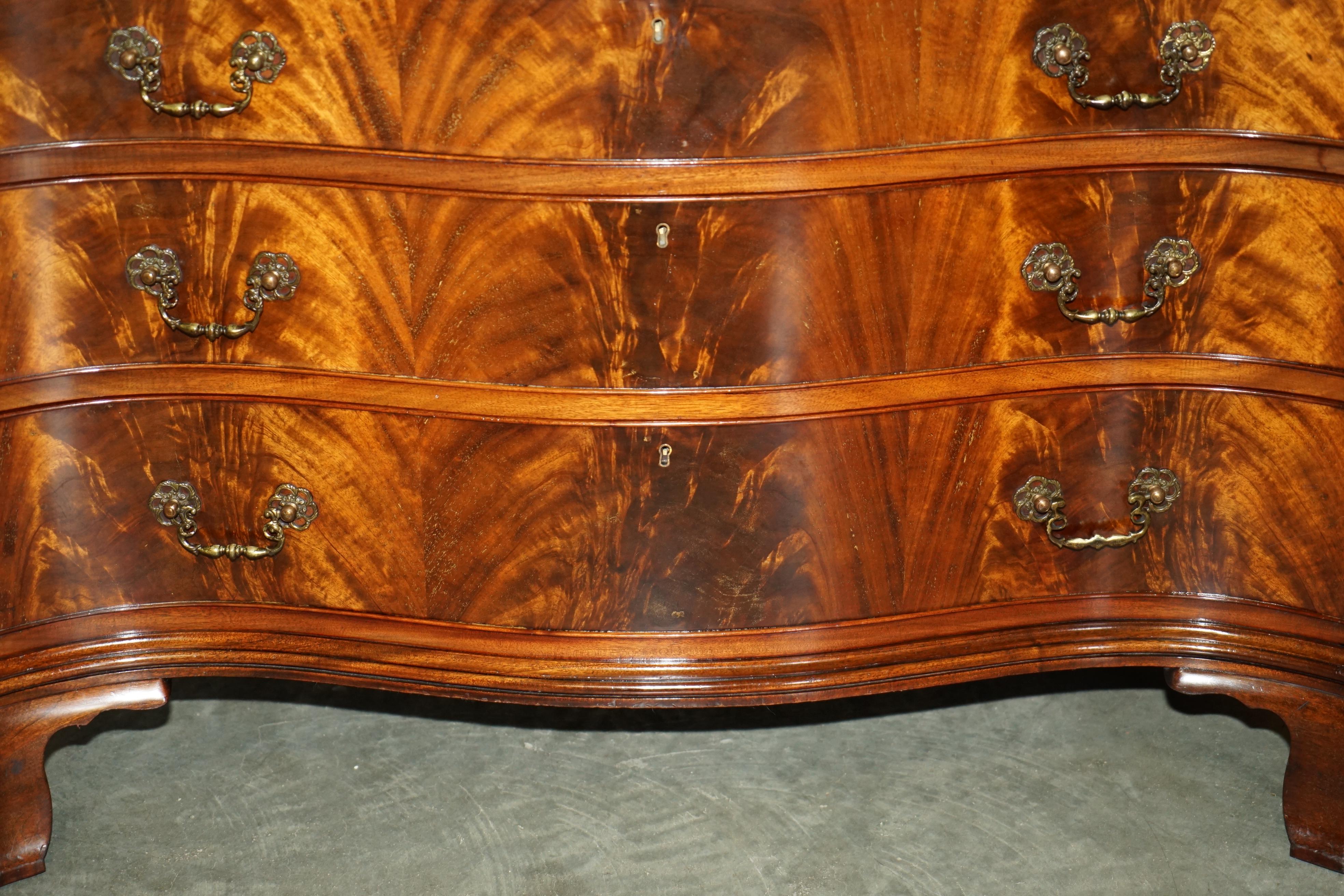 STUNNING FLAMED HARDWOOD HOWARD & SON'S SERPENTINE FRONTED CHEST OF DRAWERs For Sale 1