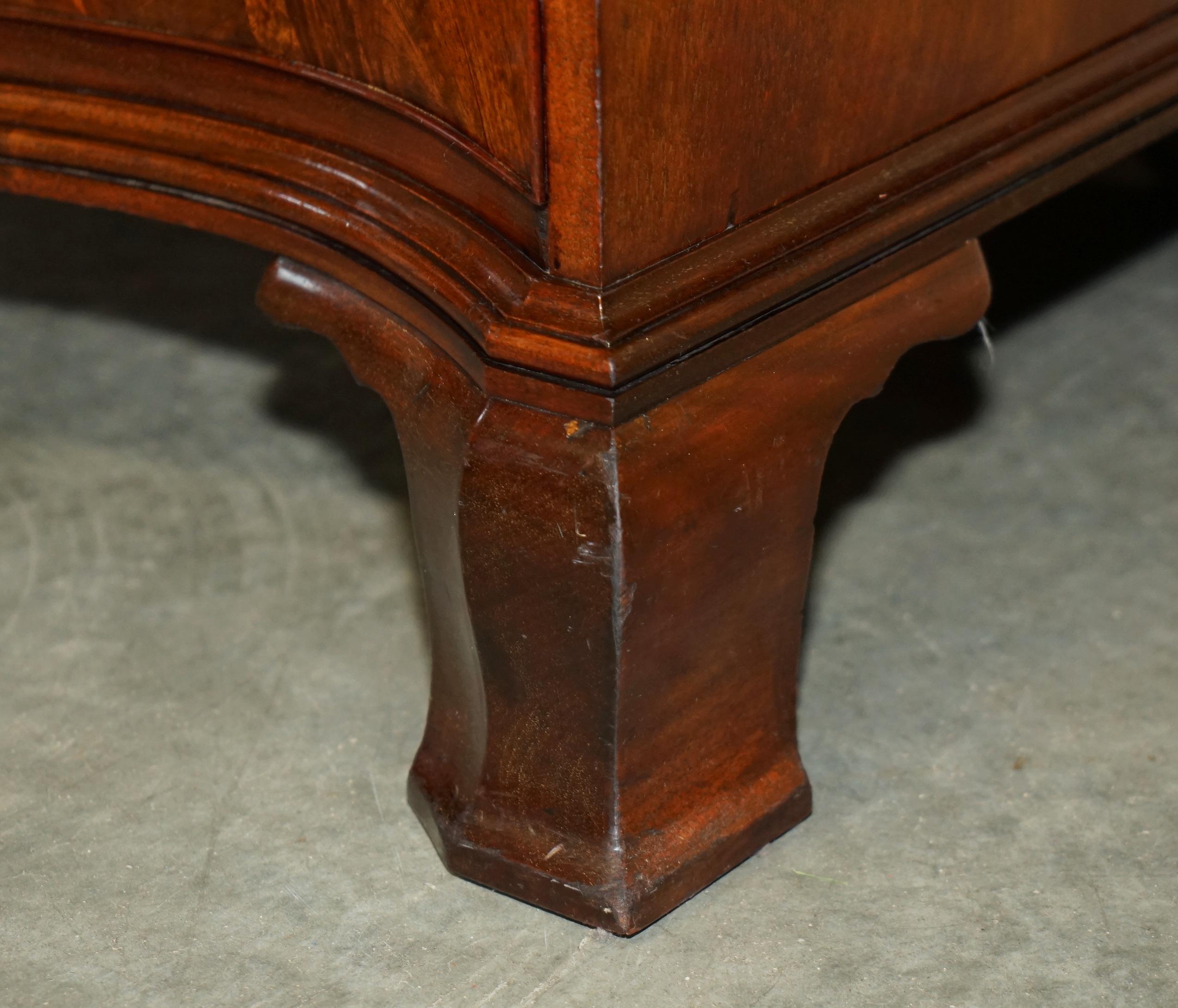STUNNING FLAMED HARDWOOD HOWARD & SON'S SERPENTINE FRONTED CHEST OF DRAWERs 1