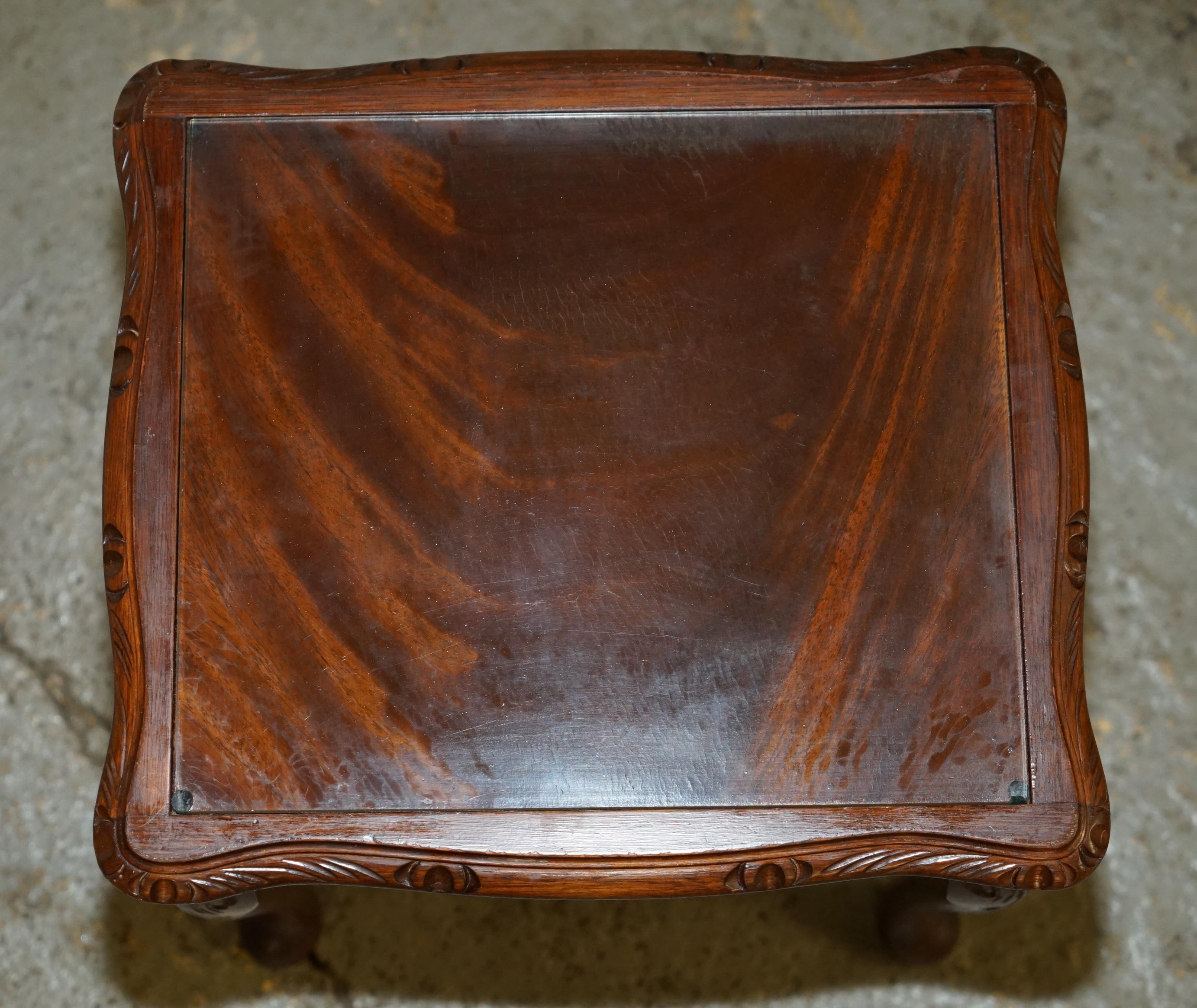 STUNNING FLAMED HARDWOOD NEST OF THREE TABLES INCLUDiNG COFFEE COCKTAIL TABLE For Sale 7