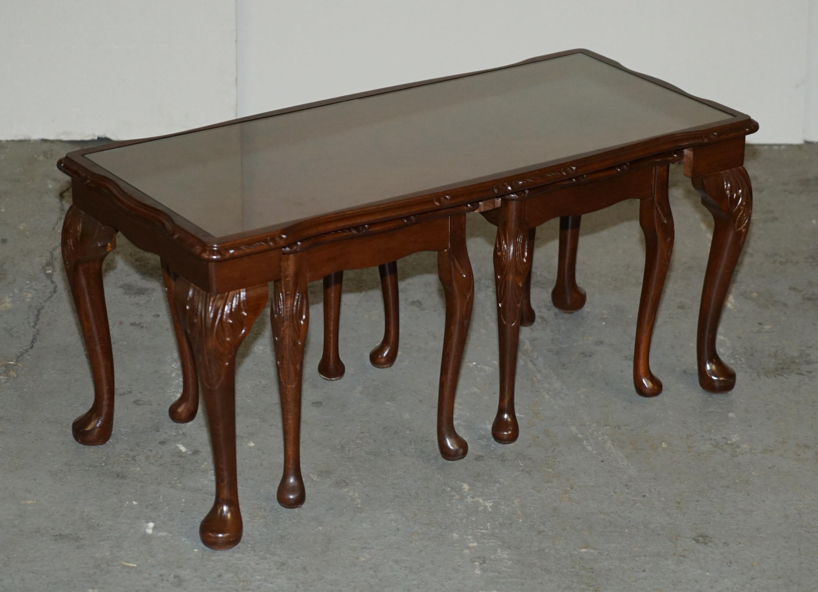 STUNNING FLAMED HARDWOOD NEST OF THREE TABLES INCLUDiNG COFFEE COCKTAIL TABLE In Good Condition For Sale In West Sussex, Pulborough