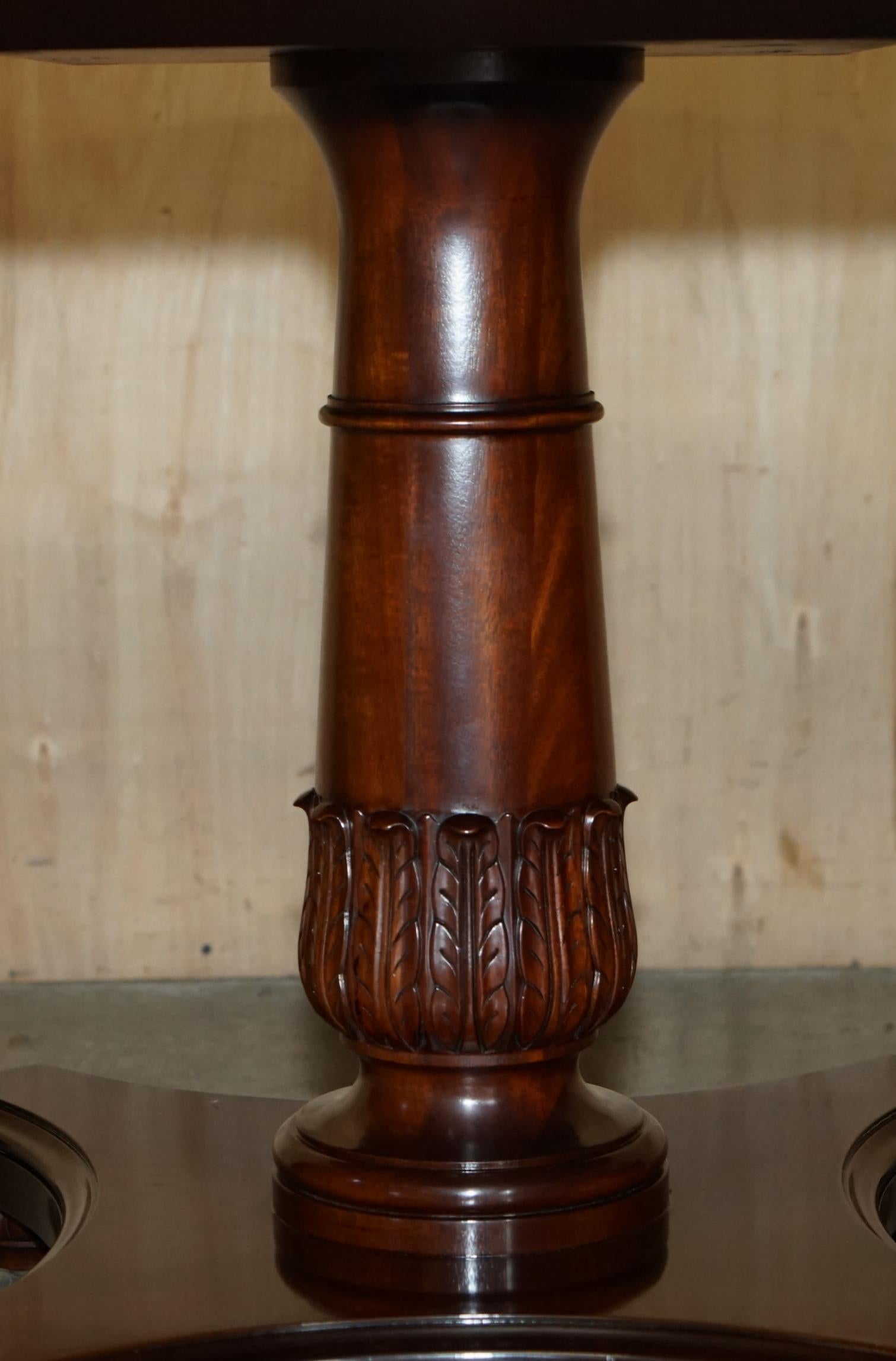 IMPRESIONANTE MESA REDONDA HENKEL HARRIS WINCHESTER DE MADERA DURA FLAMEADA en venta 4