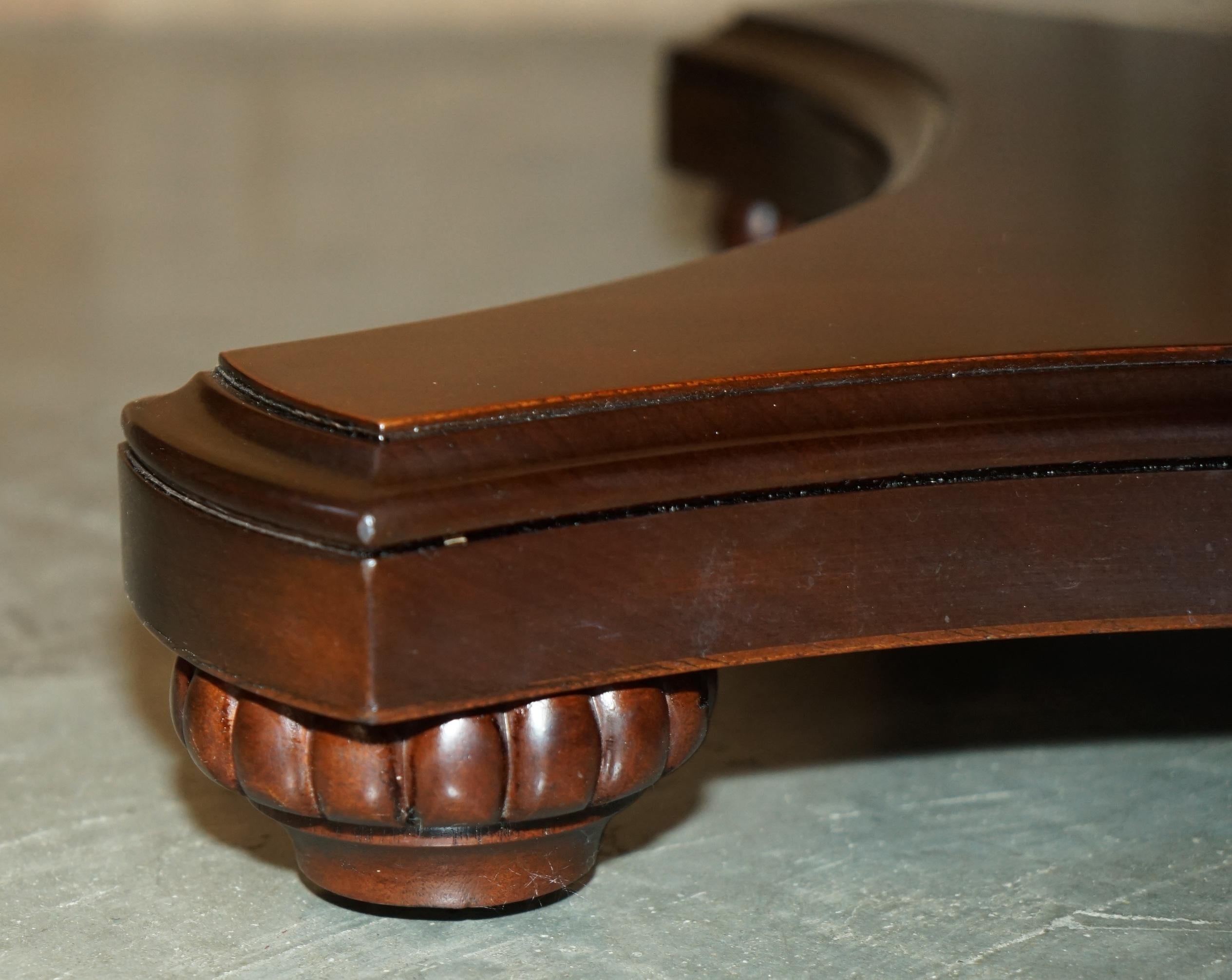 IMPRESIONANTE MESA REDONDA HENKEL HARRIS WINCHESTER DE MADERA DURA FLAMEADA en venta 6