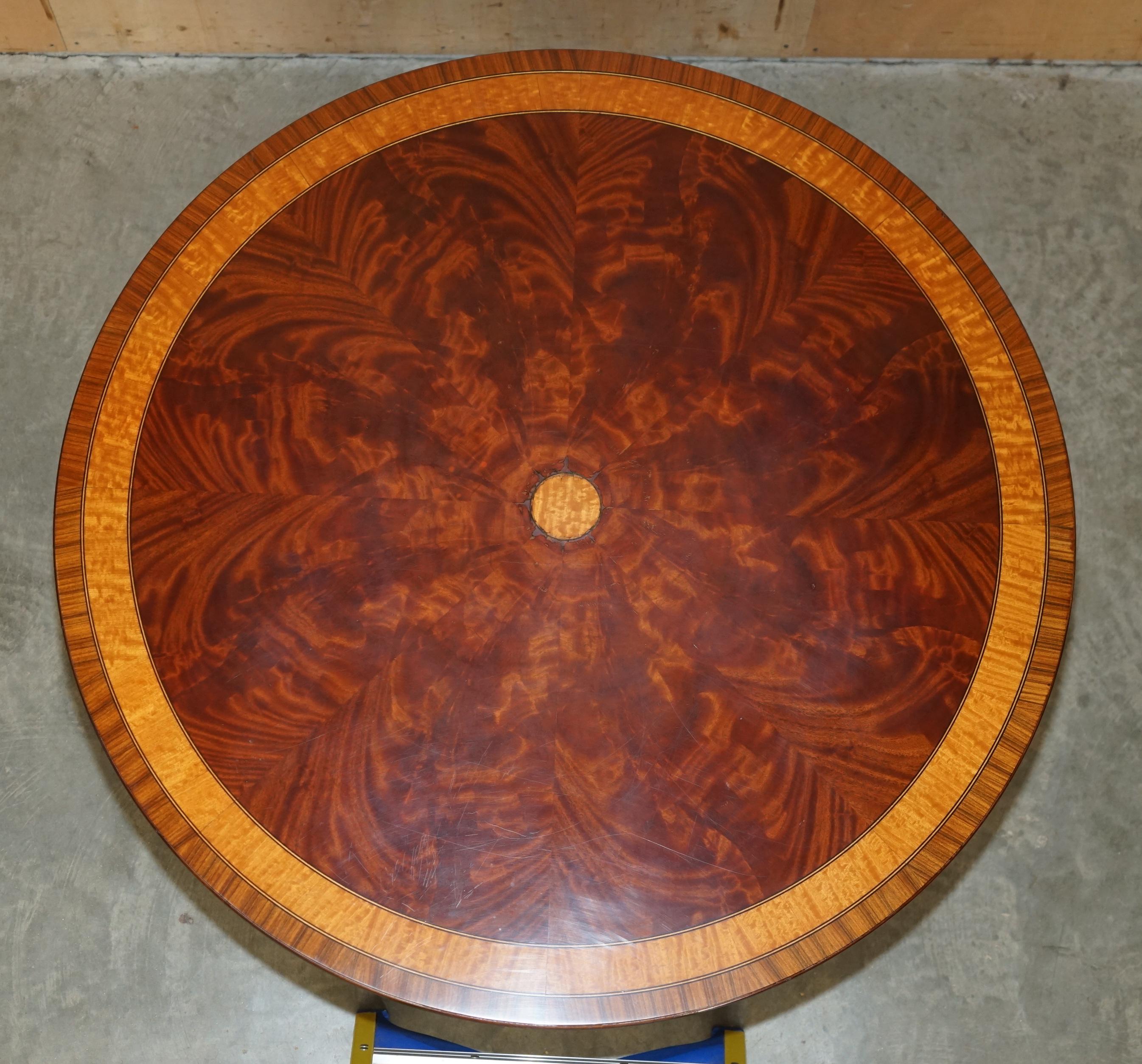 IMPRESIONANTE MESA REDONDA HENKEL HARRIS WINCHESTER DE MADERA DURA FLAMEADA Inglés en venta