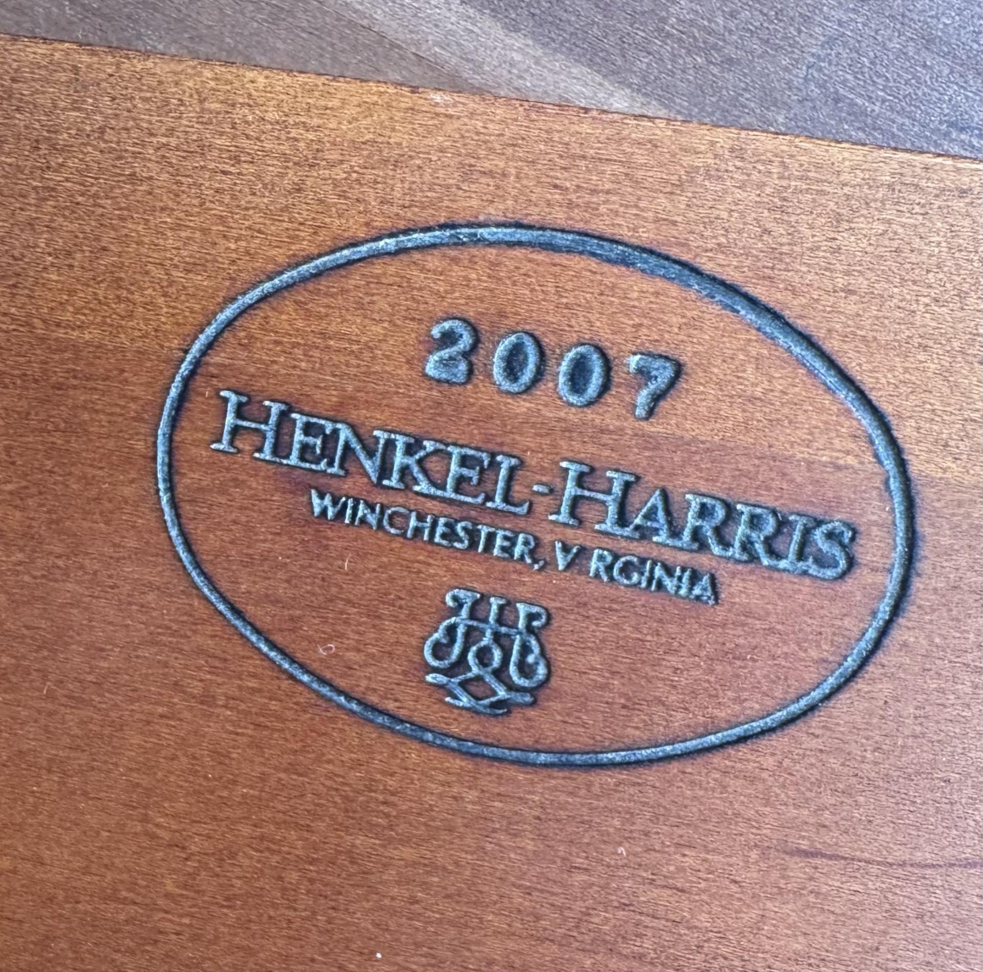 IMPRESIONANTE MESA REDONDA HENKEL HARRIS WINCHESTER DE MADERA DURA FLAMEADA Regencia en venta