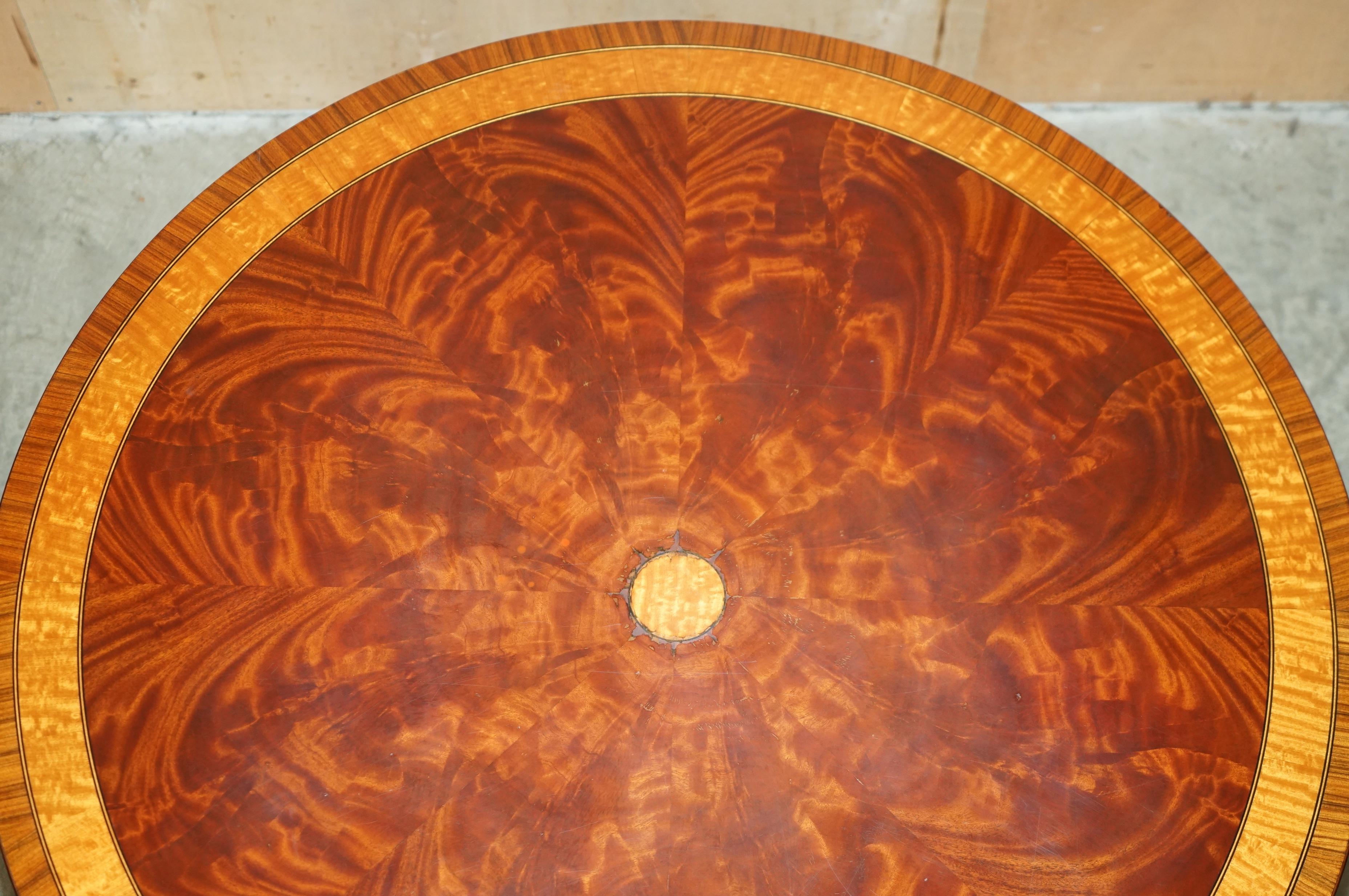 IMPRESIONANTE MESA REDONDA HENKEL HARRIS WINCHESTER DE MADERA DURA FLAMEADA Hecho a mano en venta