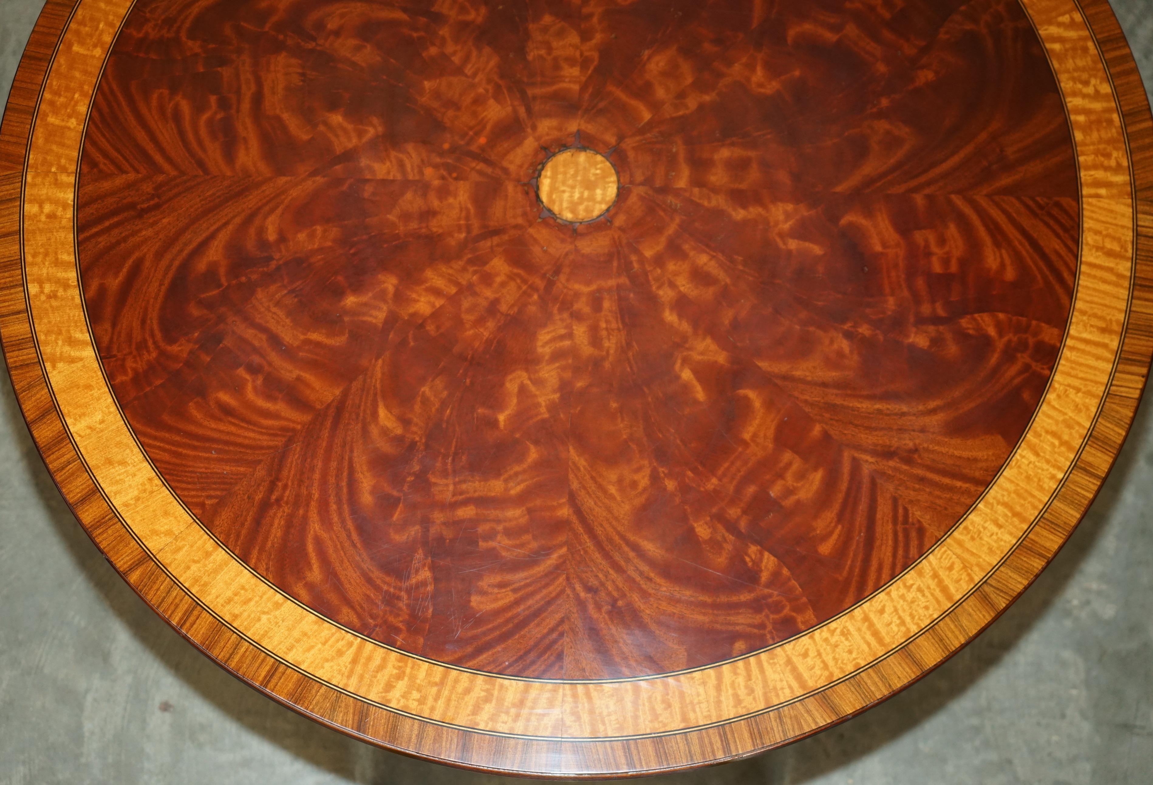IMPRESIONANTE MESA REDONDA HENKEL HARRIS WINCHESTER DE MADERA DURA FLAMEADA en Bastante bueno estado para la venta en West Sussex, Pulborough
