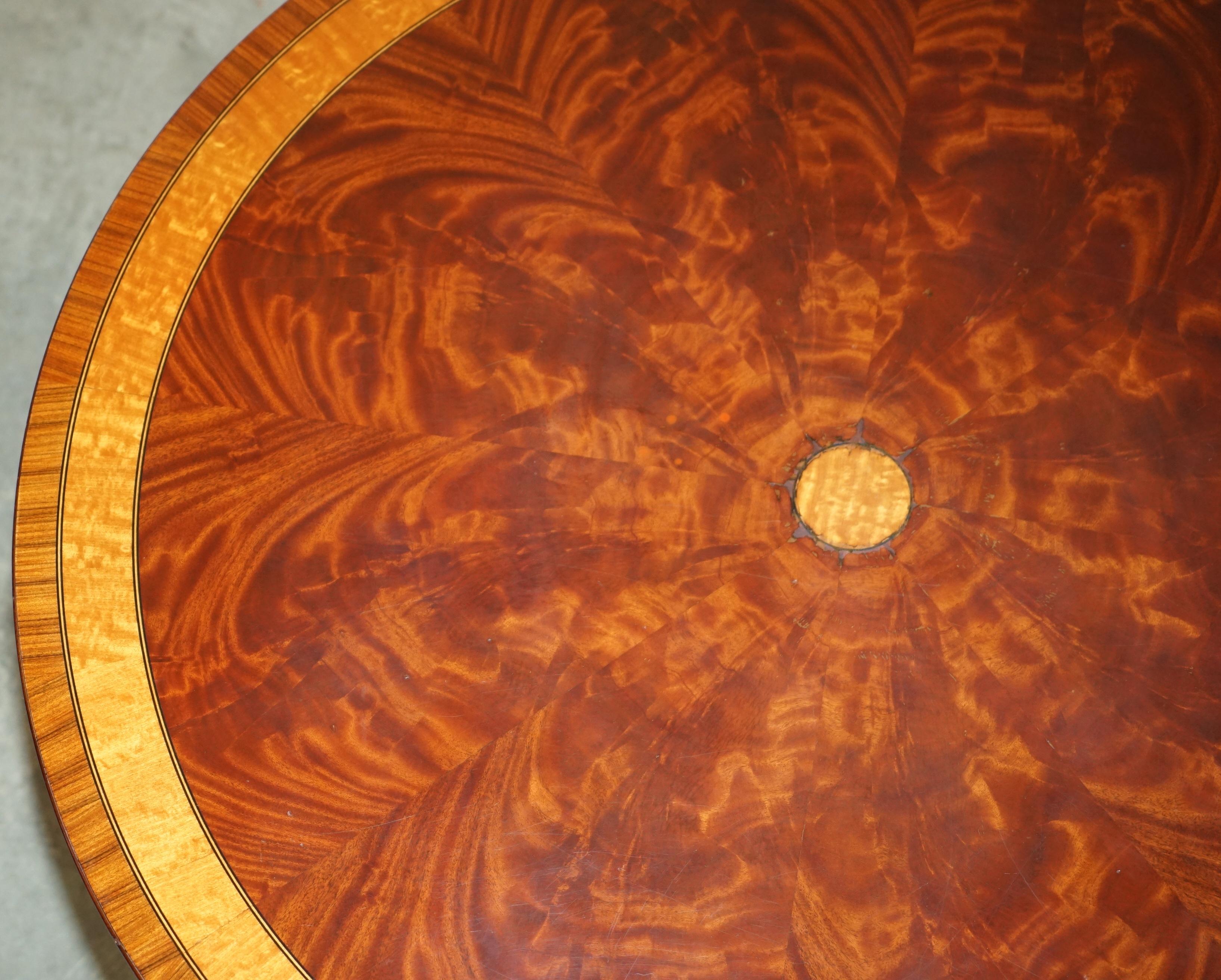 IMPRESIONANTE MESA REDONDA HENKEL HARRIS WINCHESTER DE MADERA DURA FLAMEADA siglo XX en venta