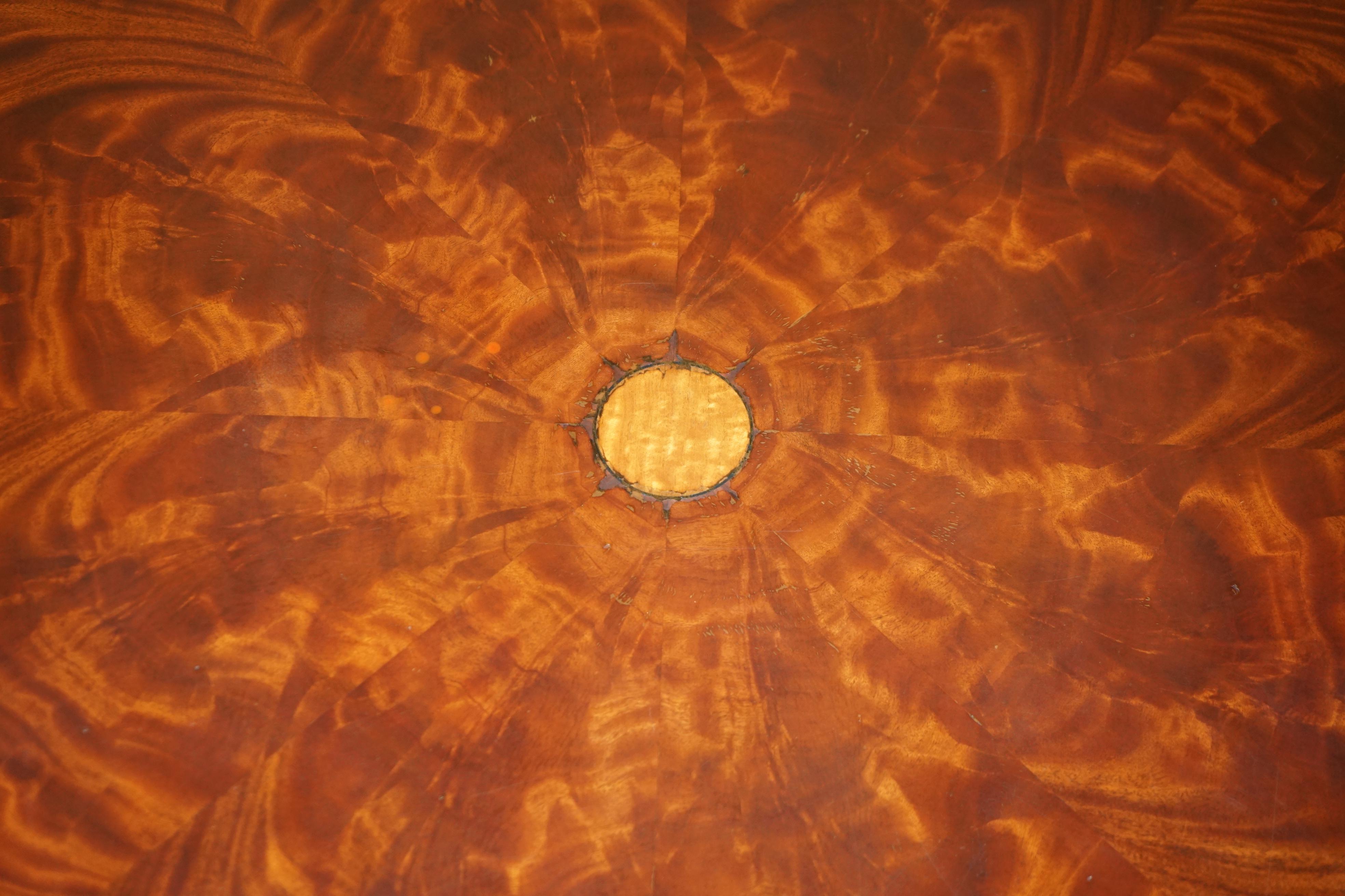 IMPRESIONANTE MESA REDONDA HENKEL HARRIS WINCHESTER DE MADERA DURA FLAMEADA en venta 1