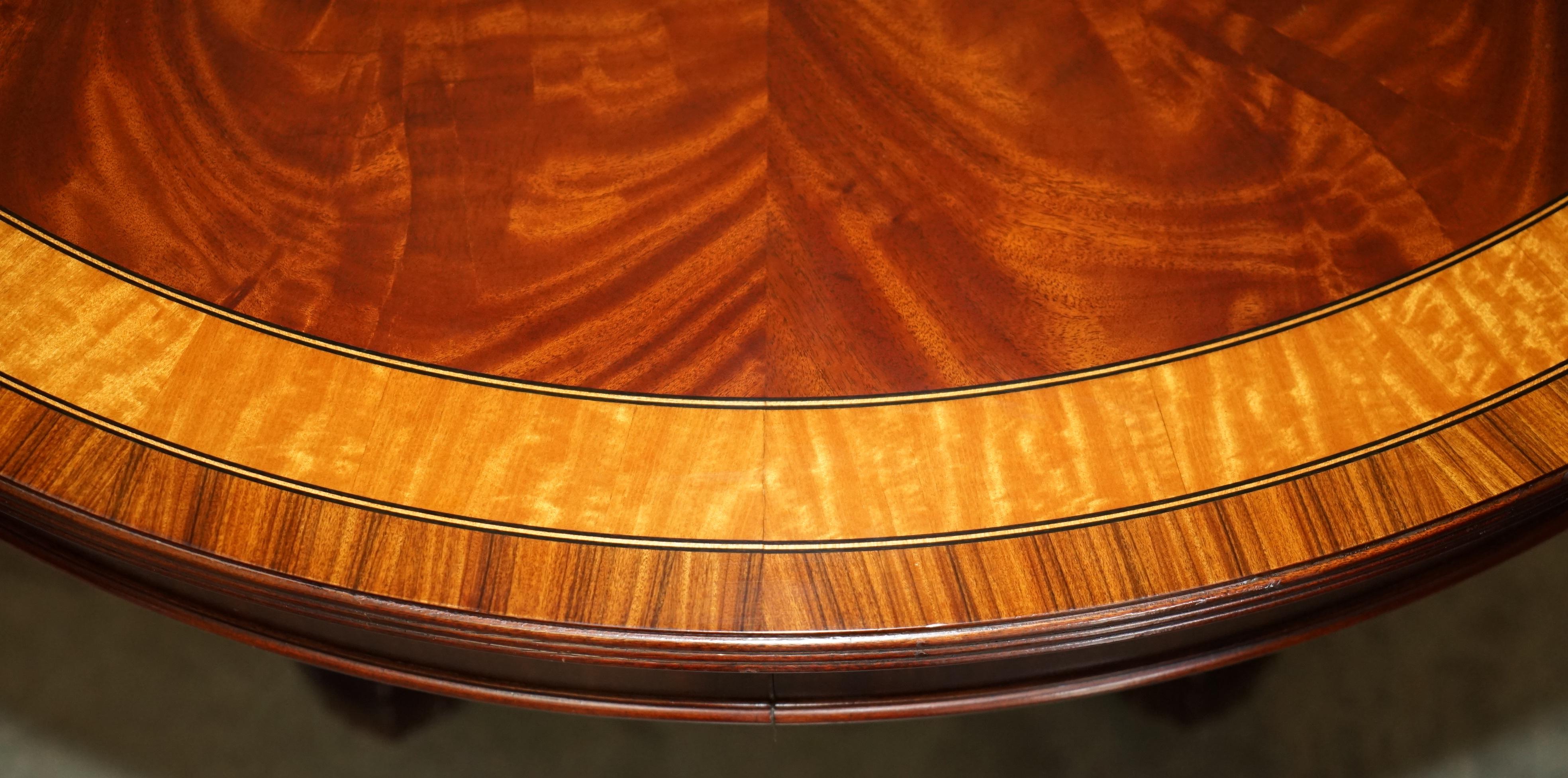 IMPRESIONANTE MESA REDONDA HENKEL HARRIS WINCHESTER DE MADERA DURA FLAMEADA en venta 2
