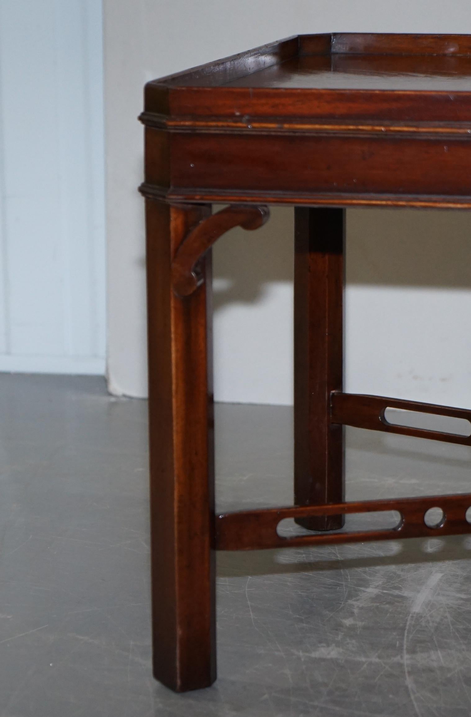 Stunning Flamed Hardwood Coffee or Cocktail Table Fret Work Carved Stretchers In Good Condition In West Sussex, Pulborough