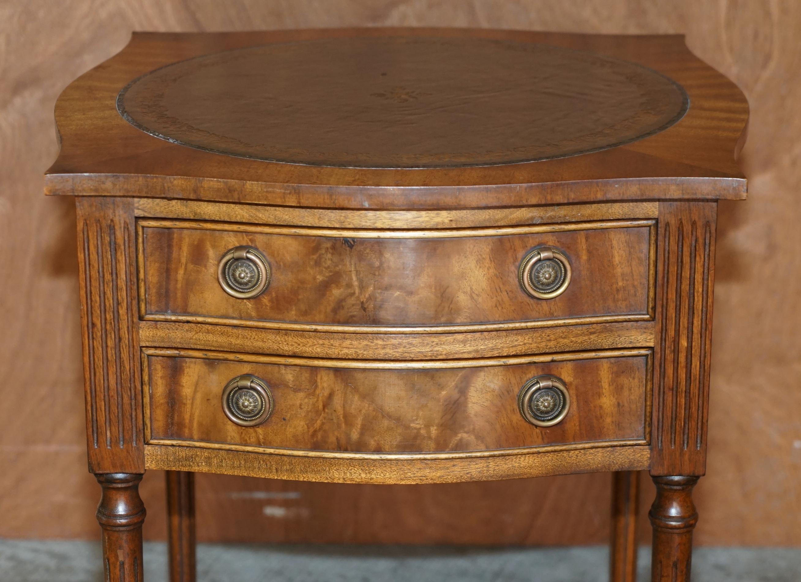 Stunning Flamed Hardwood Side End Lamp Table Twin Drawers & Green Leather Top 1