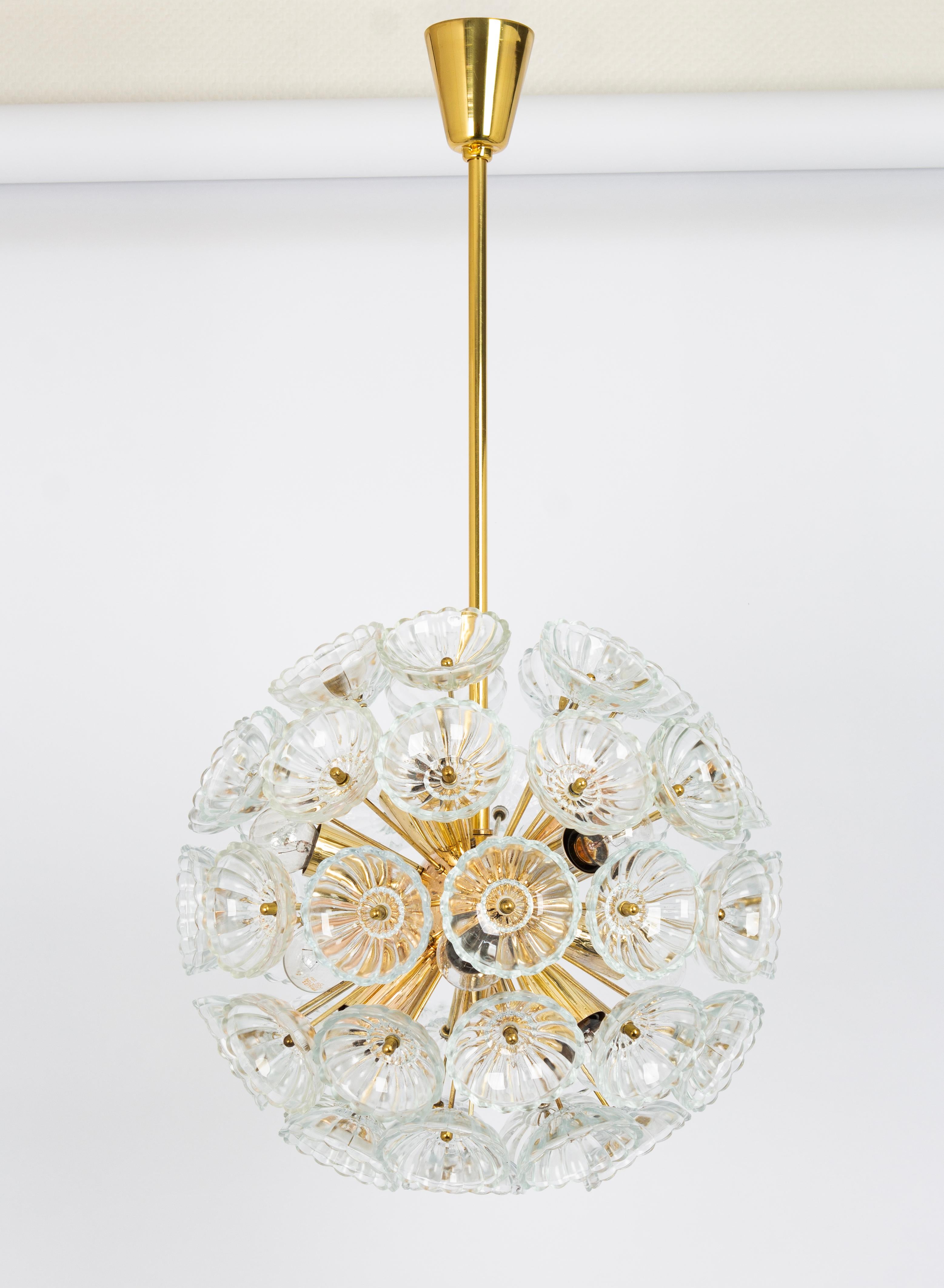 Superbes lustres Sputnik en verre floral et laiton, Allemagne, années 1960.

Fabricant : VEB Lighting
Style : Moderne du milieu du siècle
Dimensions : Hauteur 29,5