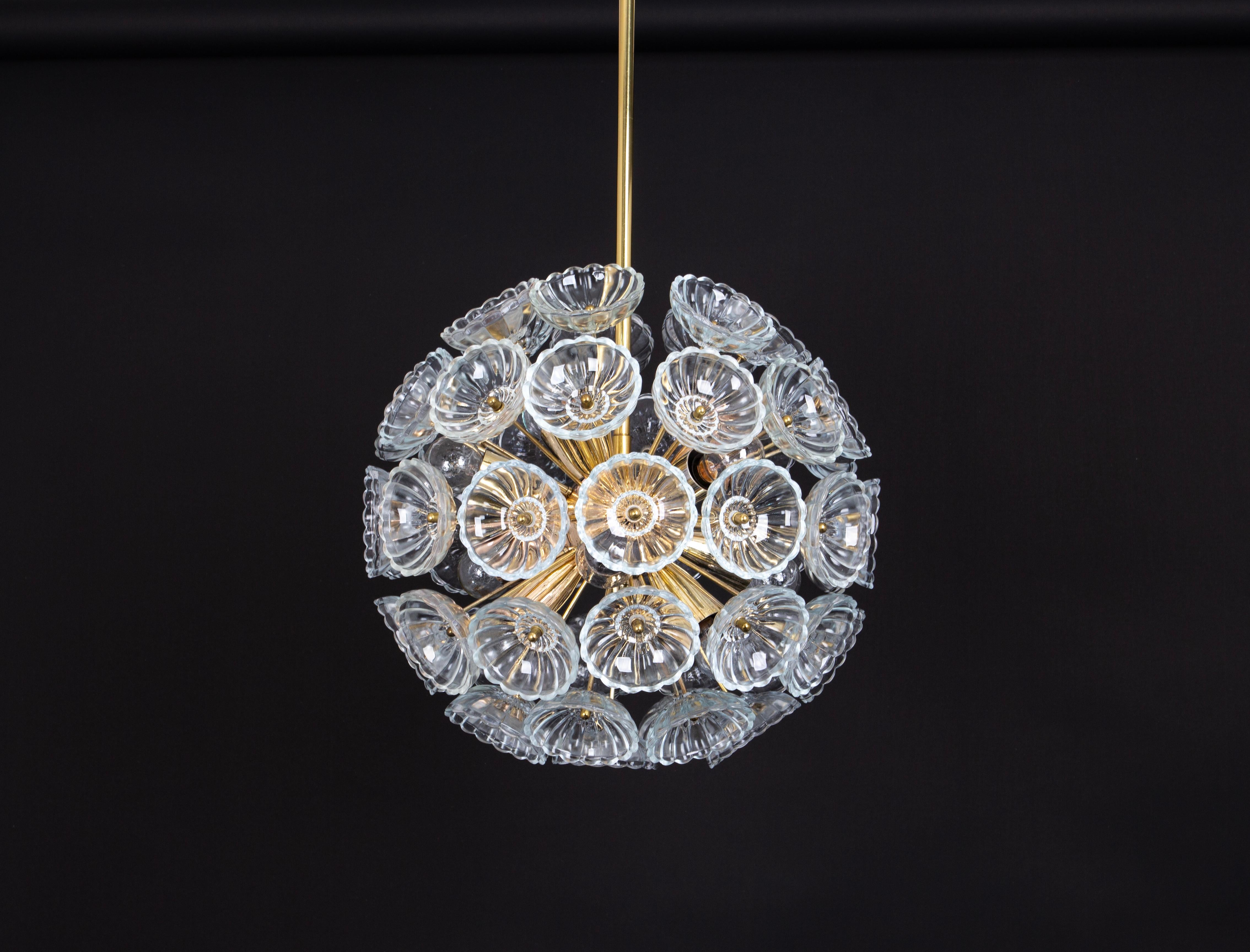 Laiton Superbes lustres Spoutnik en verre à fleurs et laiton, Allemagne, années 1960 en vente