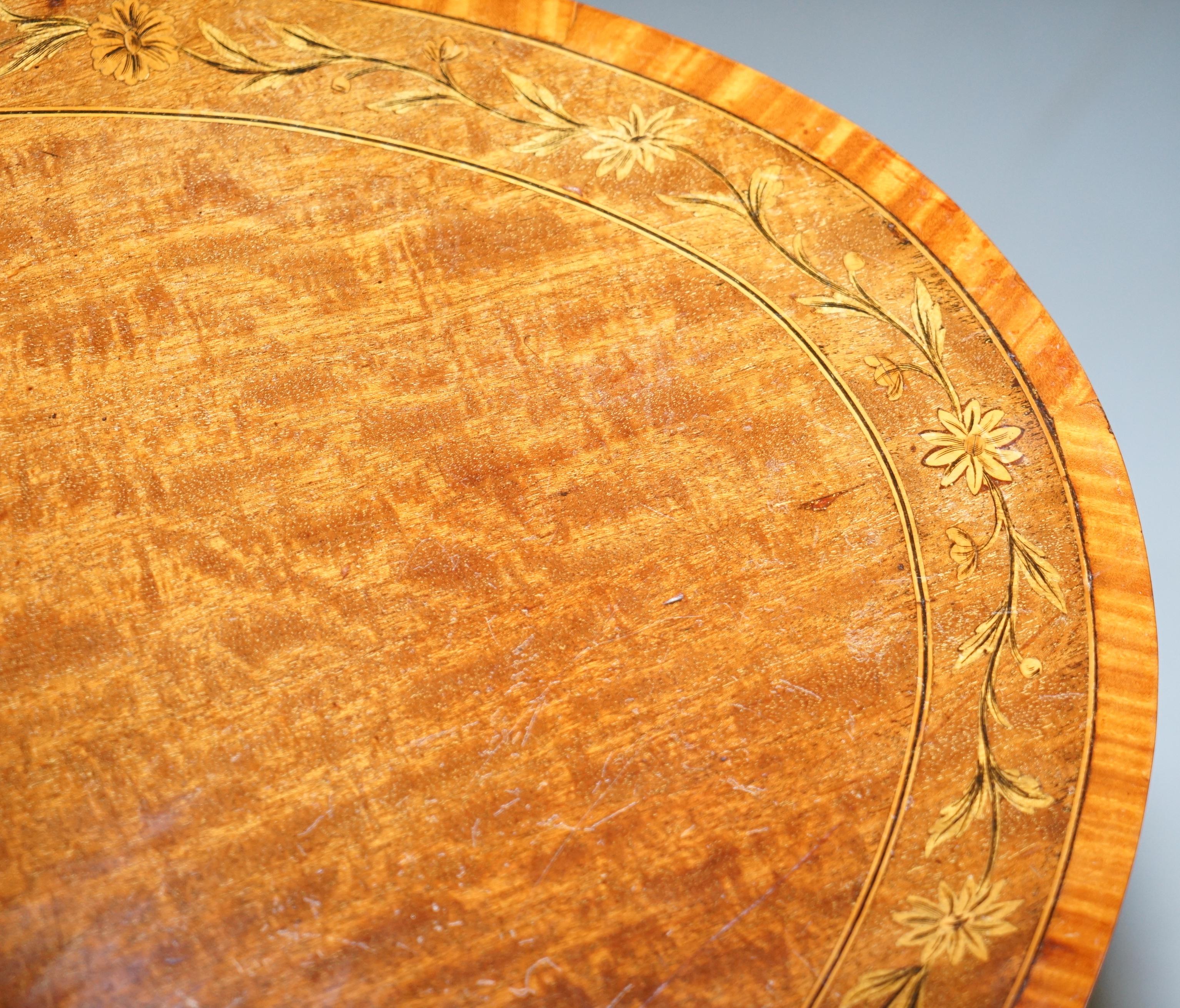 Noyer Table d'appoint ovale en noyer avec marqueterie florale Sheraton Victorien en vente