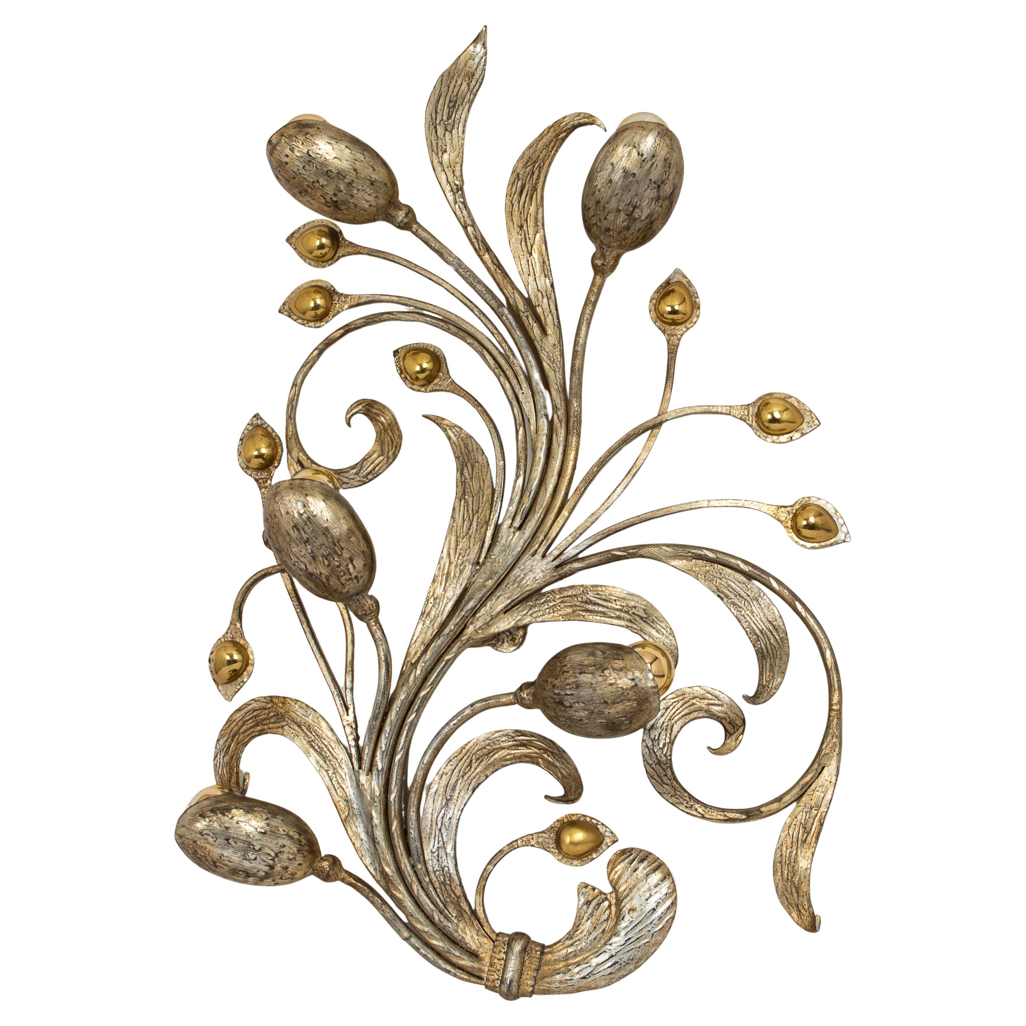 Un'eccezionale coppia di monumentali applique in ottone disegnate da Hans Möller negli anni '60, in Germania. Questi pezzi scultorei combinano arte e funzionalità, realizzati in ottone di alta qualità con un elegante motivo floreale e di