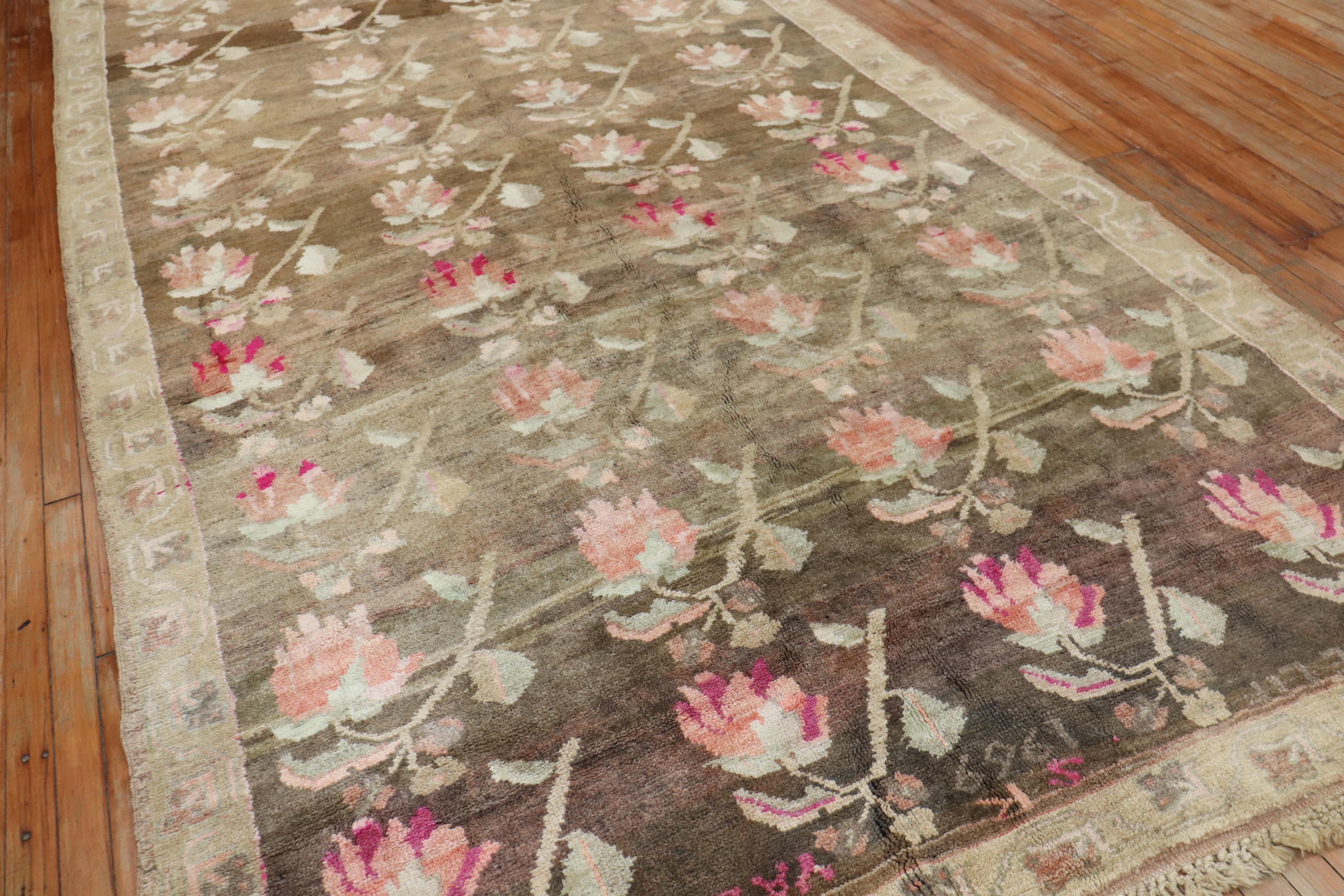 Einzigartiger handgewebter türkischer Plüschteppich aus dem 20. Jahrhundert mit einem floralen Allover-Motiv auf einem gestreiften braunen Feld.
Unterzeichnet von einem Weber namens Yazgulu

Maße: 6'8