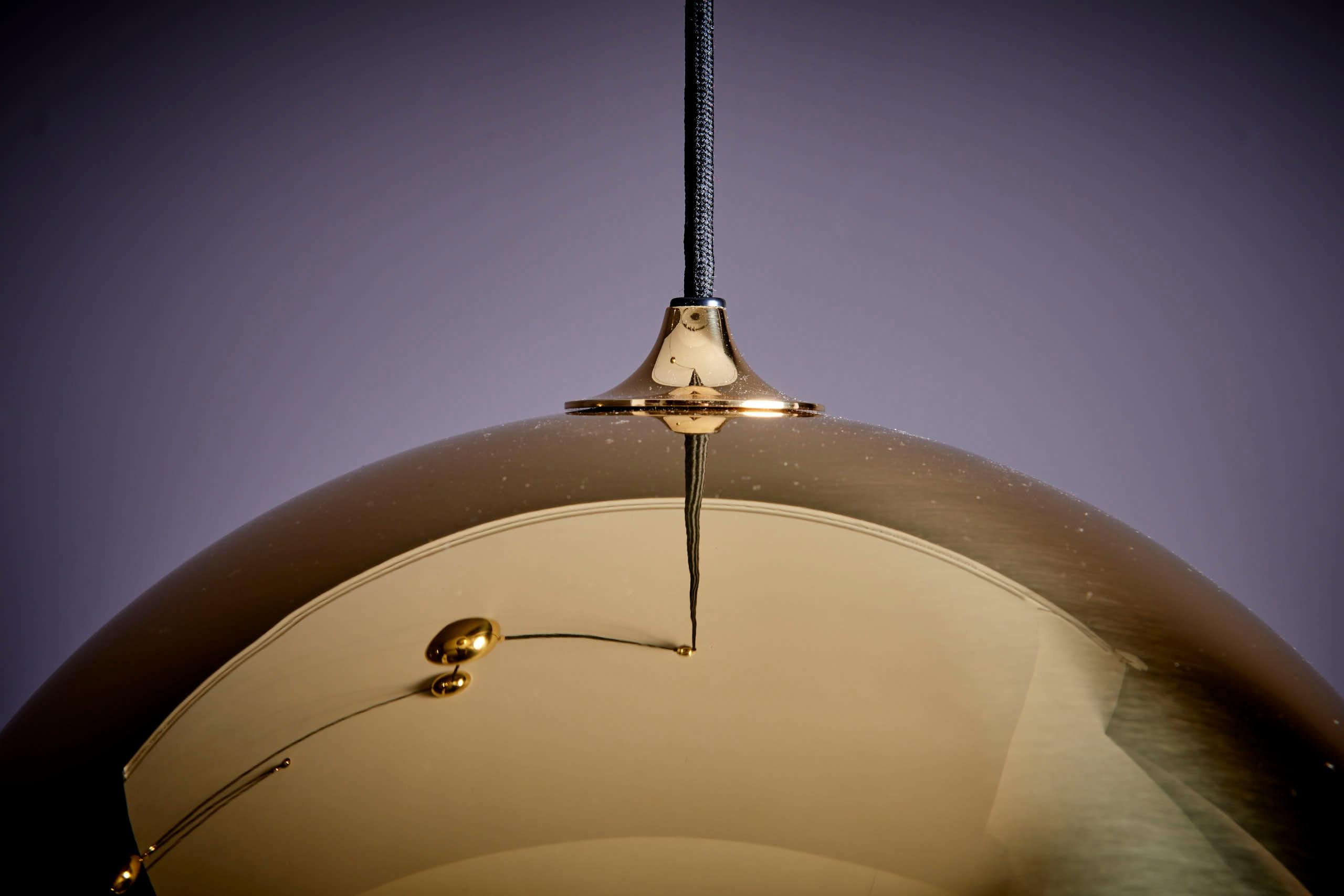 Superbe lampe suspendue double Posa en laiton de Florian Schulz avec contrepoids latéraux en vente 3