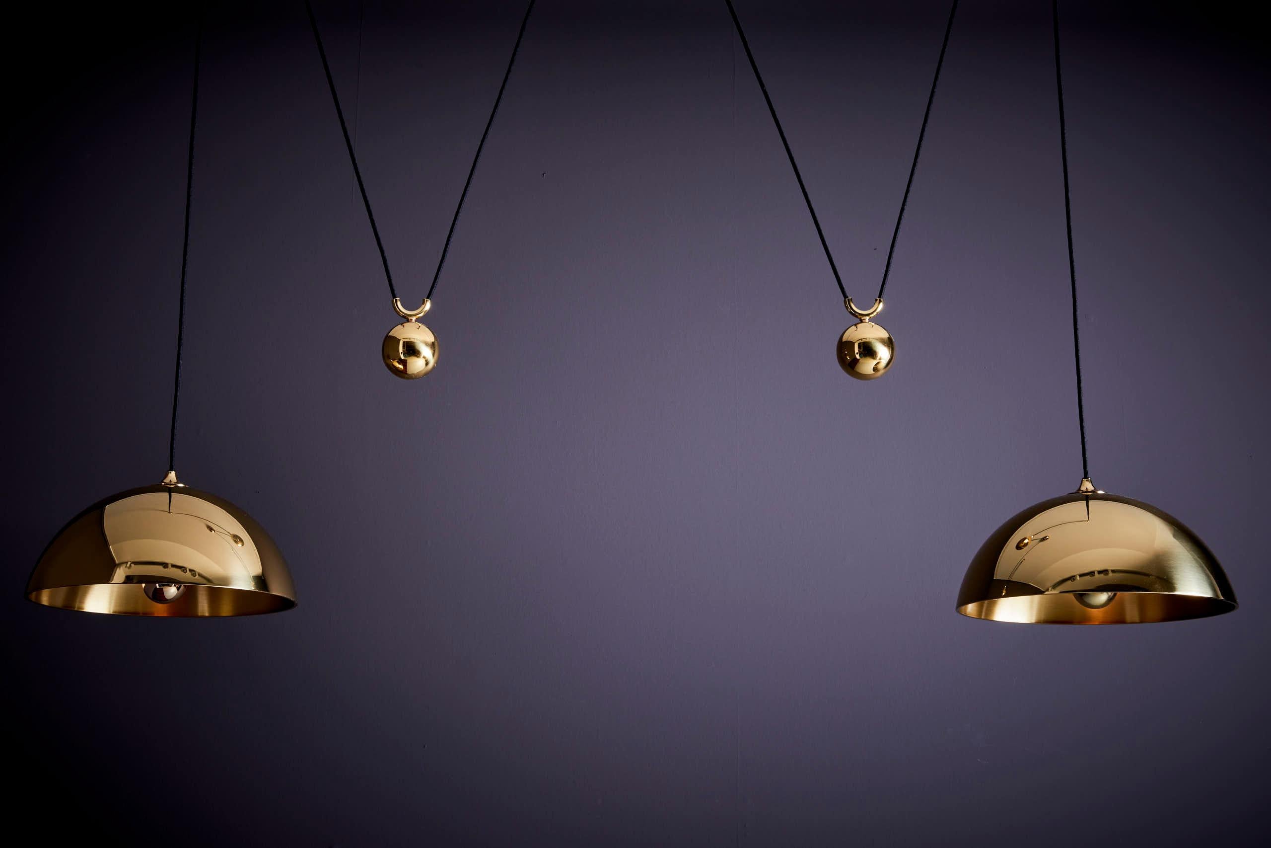 Mid-Century Modern Superbe lampe suspendue double Posa en laiton de Florian Schulz avec contrepoids latéraux en vente