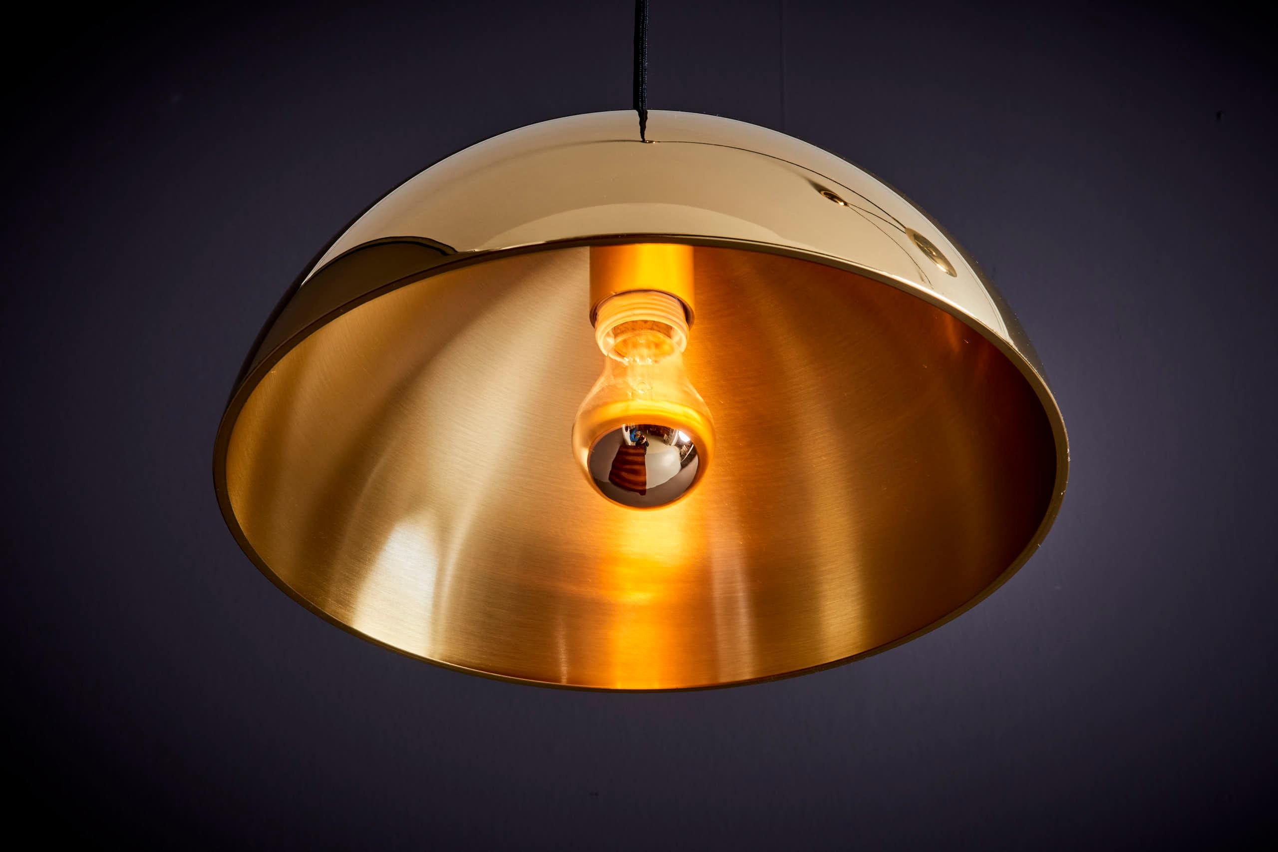 Allemand Superbe lampe suspendue double Posa en laiton de Florian Schulz avec contrepoids latéraux en vente
