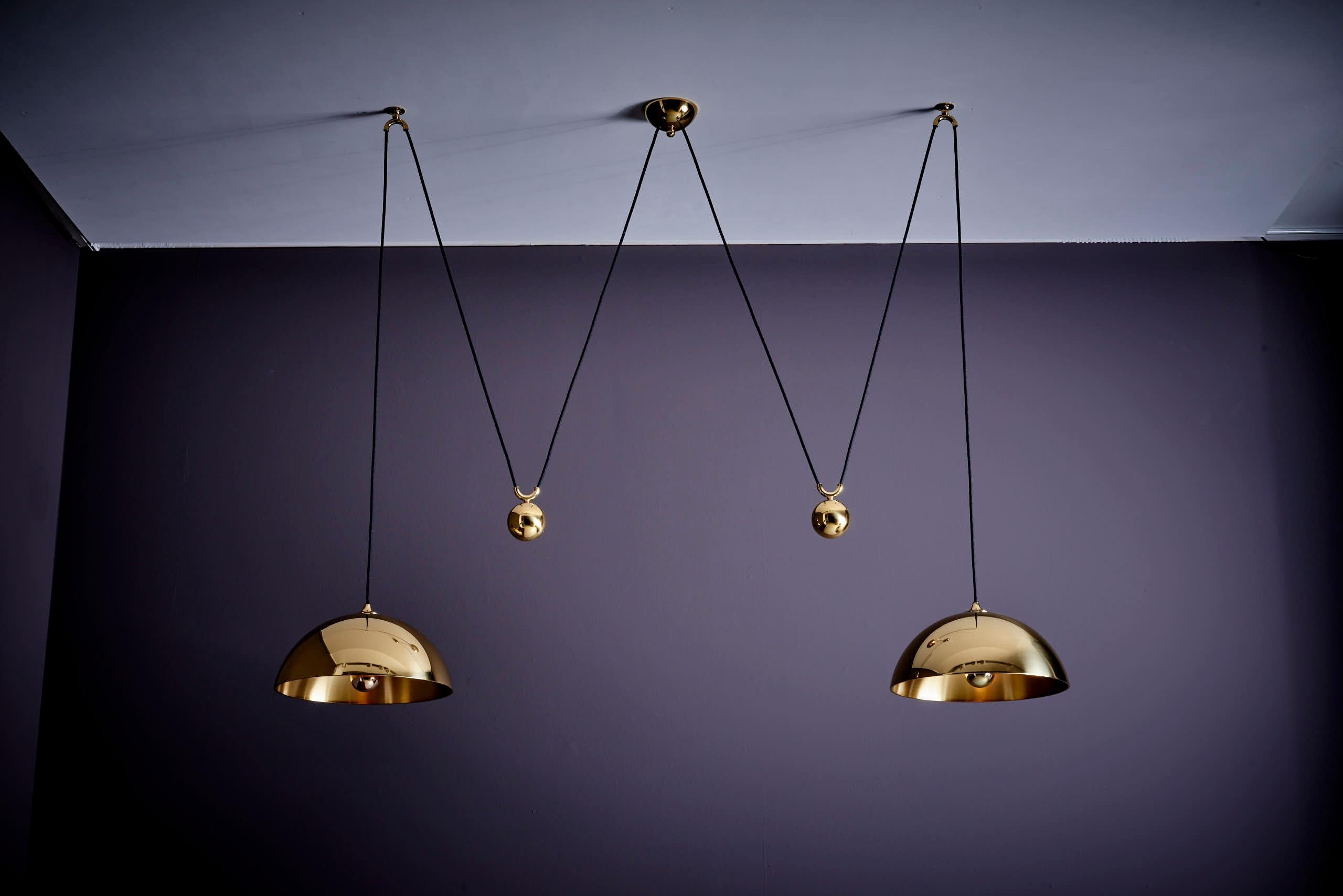 Laiton Superbe lampe suspendue double Posa en laiton de Florian Schulz avec contrepoids latéraux en vente