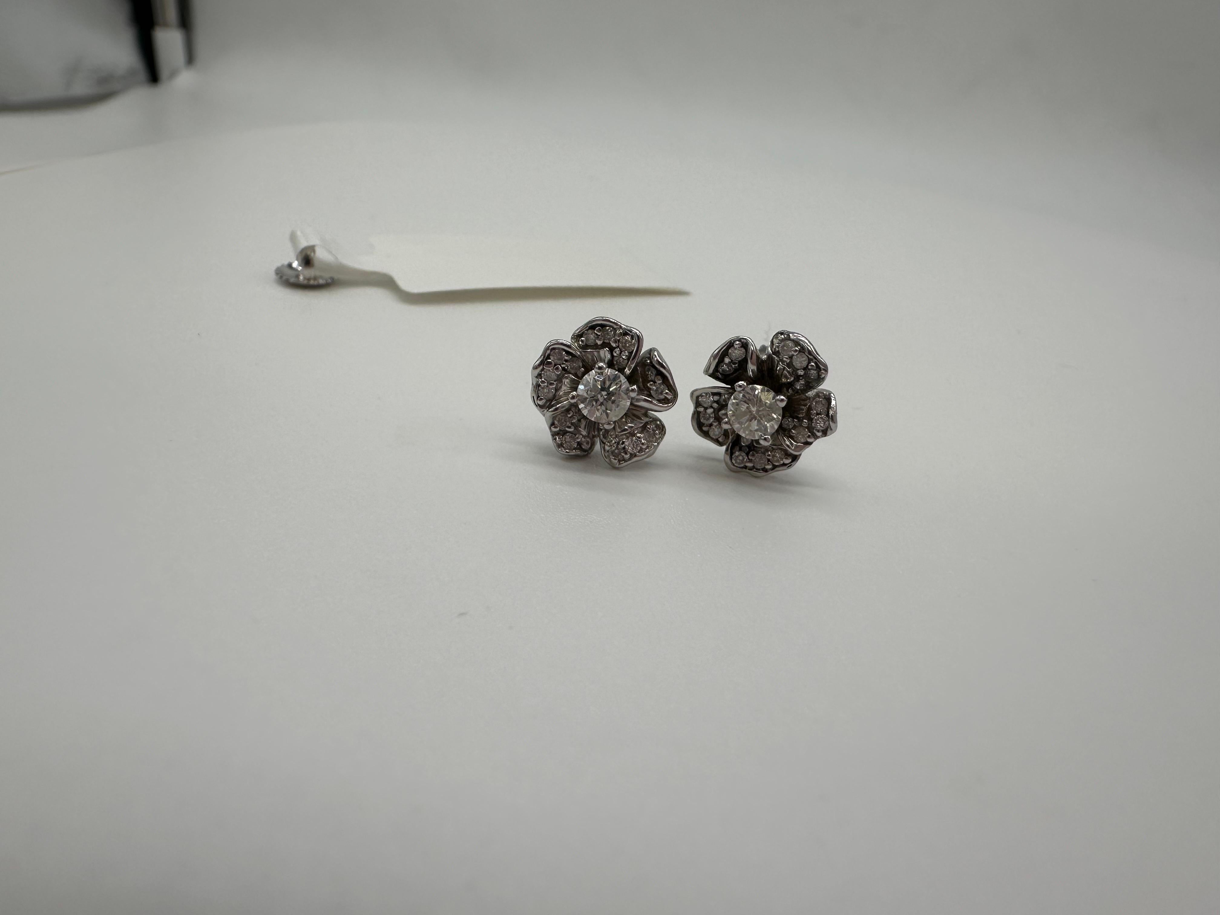 Stunning flower diamond earrings 14KT gold screw back safety backing In New Condition For Sale In Boca Raton, FL