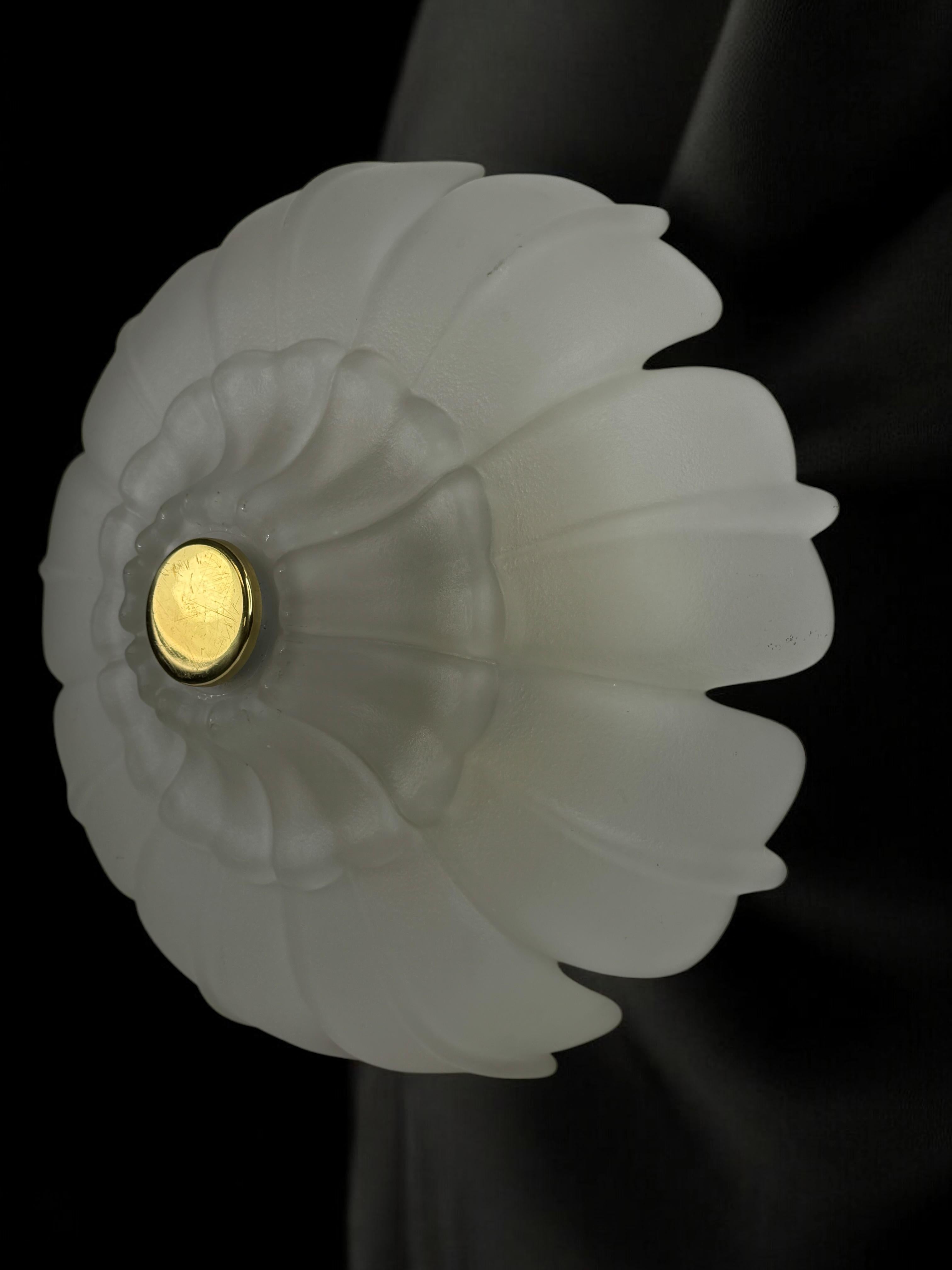 Superbe lampe de chasse en verre et laiton en forme de fleur, Allemagne, années 1970 en vente 3