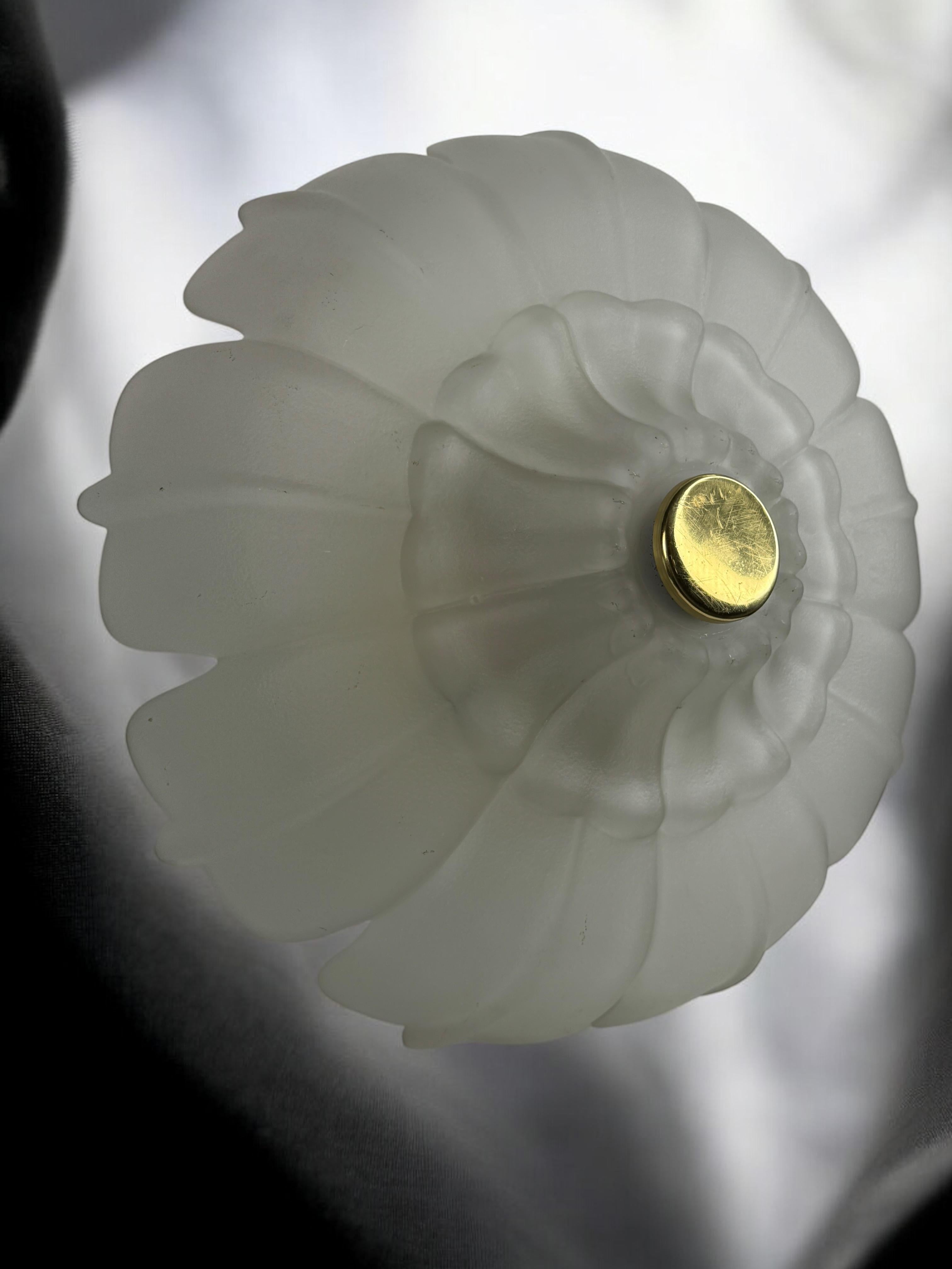 Superbe lampe de chasse en verre et laiton en forme de fleur, Allemagne, années 1970 en vente 4