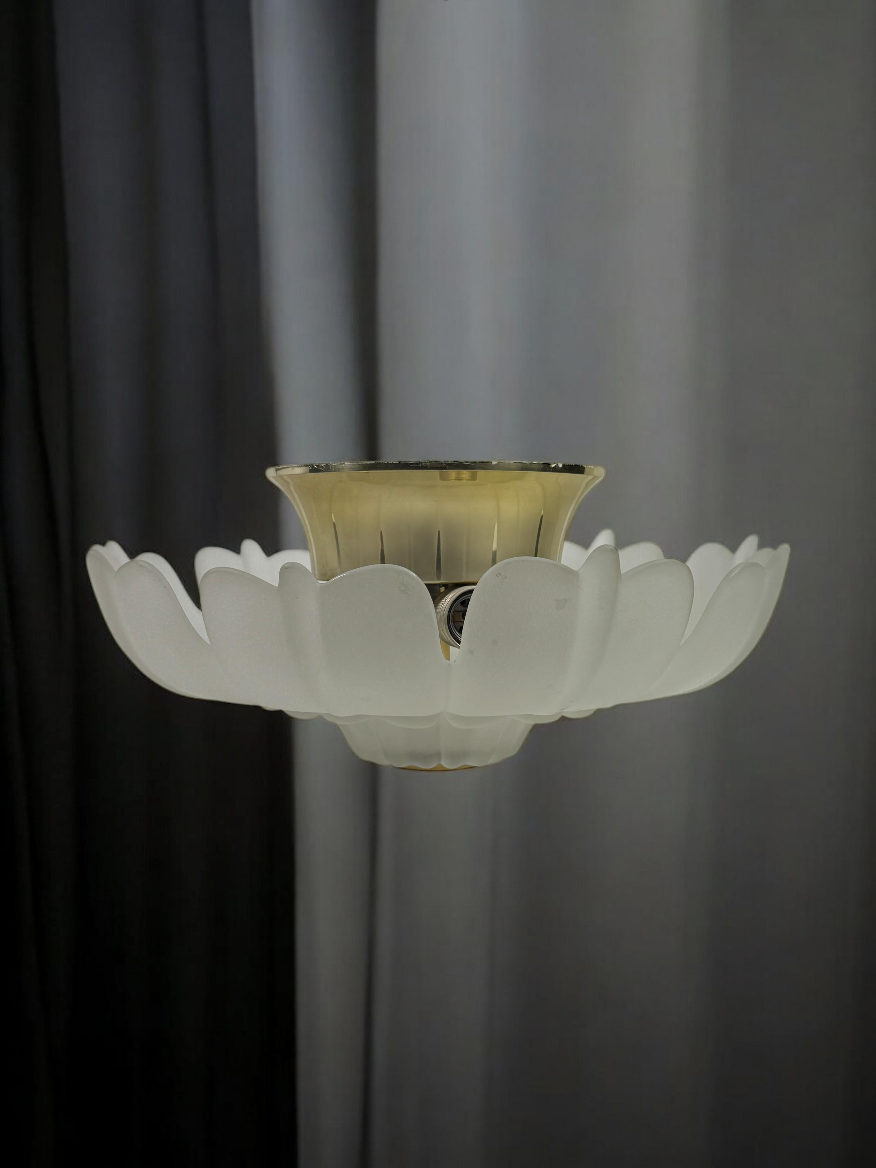 Superbe lampe de chasse en verre et laiton en forme de fleur, Allemagne, années 1970 en vente 5