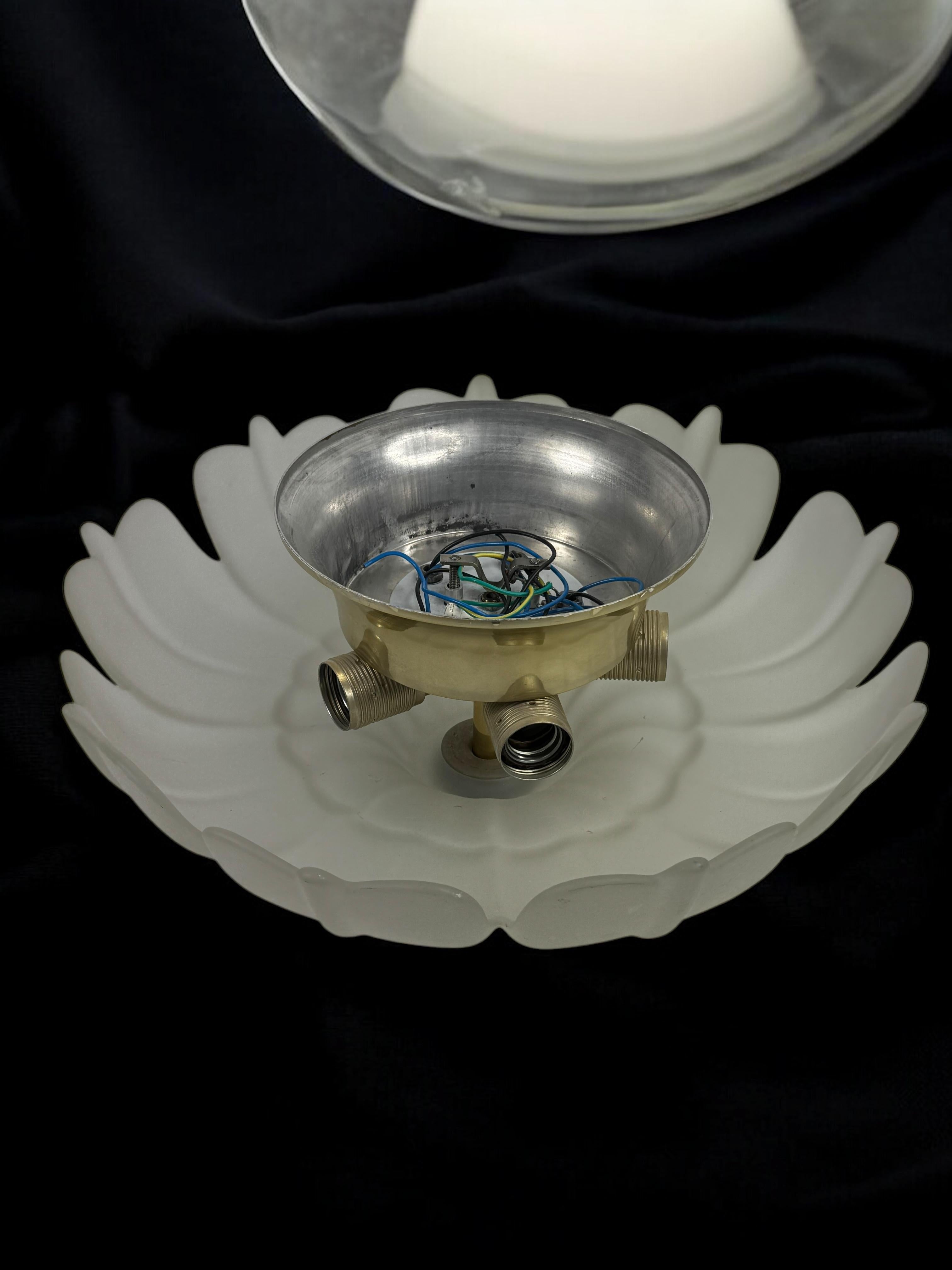 Superbe lampe de chasse en verre et laiton en forme de fleur, Allemagne, années 1970 en vente 6