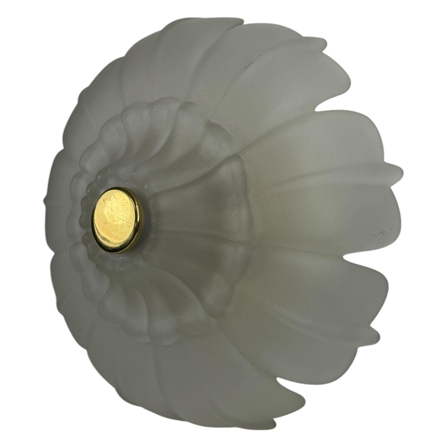Une belle monture encastrée du fabricant allemand. Le verre satiné est soutenu par une plaque métallique avec une source lumineuse Five. Magnifique chat et verre gravé sur un luminaire en métal. Le luminaire nécessite cinq ampoules européennes E27 /