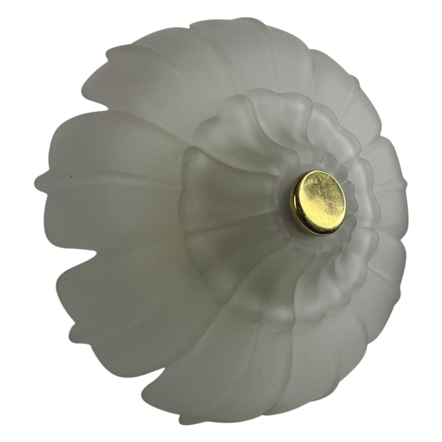 Mid-Century Modern Superbe lampe de chasse en verre et laiton en forme de fleur, Allemagne, années 1970 en vente